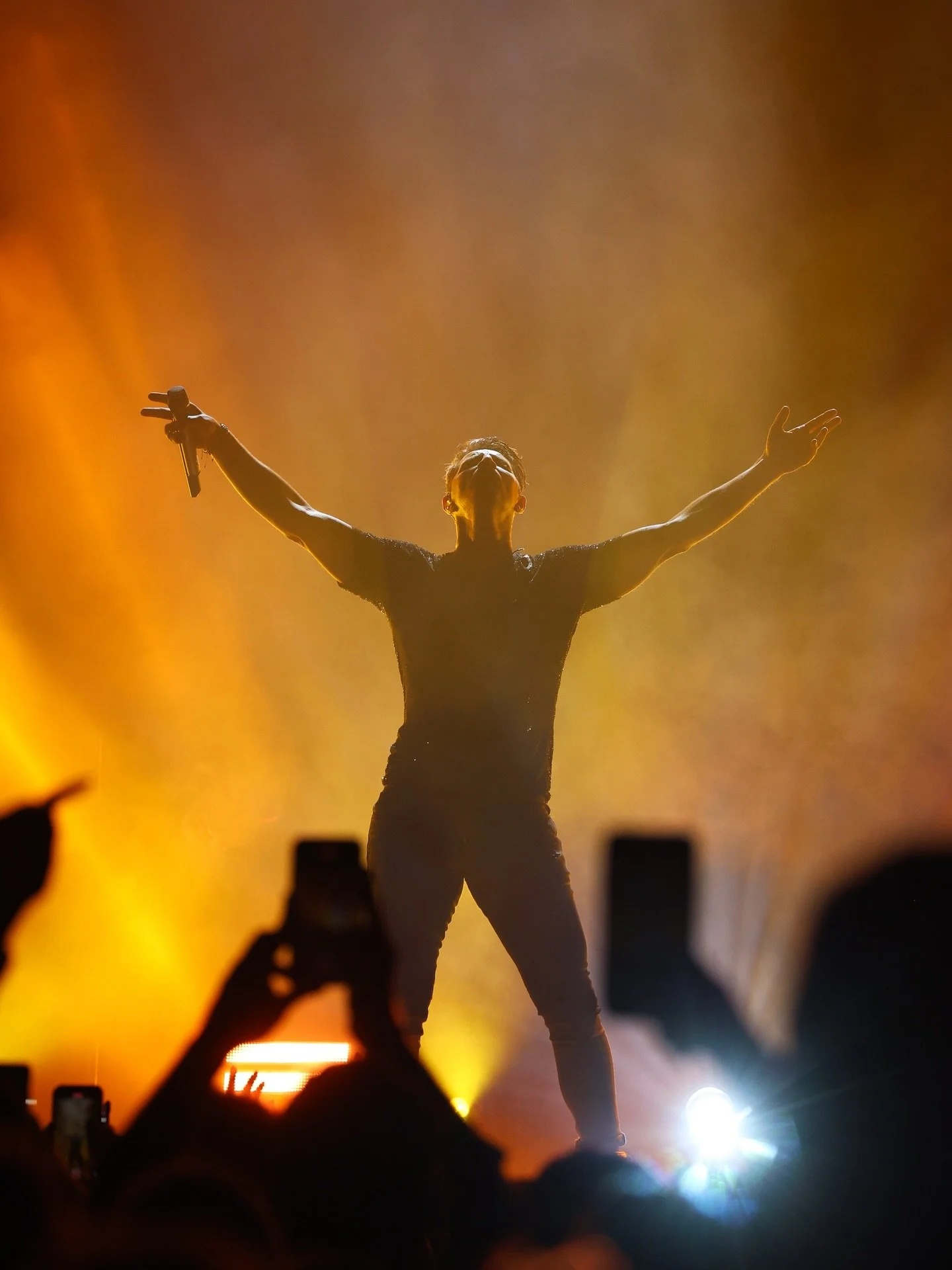 Live in Athens tonight @sakisrouvas 🎤

What a night!! Sakis is an incredible #entertainer 

#sakisrouvas #concert #greece #music

Photos 📸 @yanni.stath
