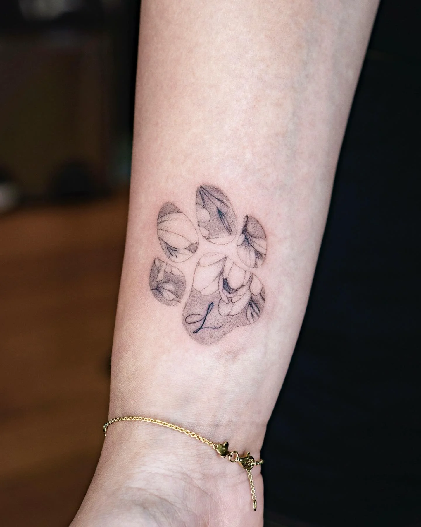 Floral paw to remember her best friend 🐾 

Made at @handinhand_tattoo 

#stenatatts