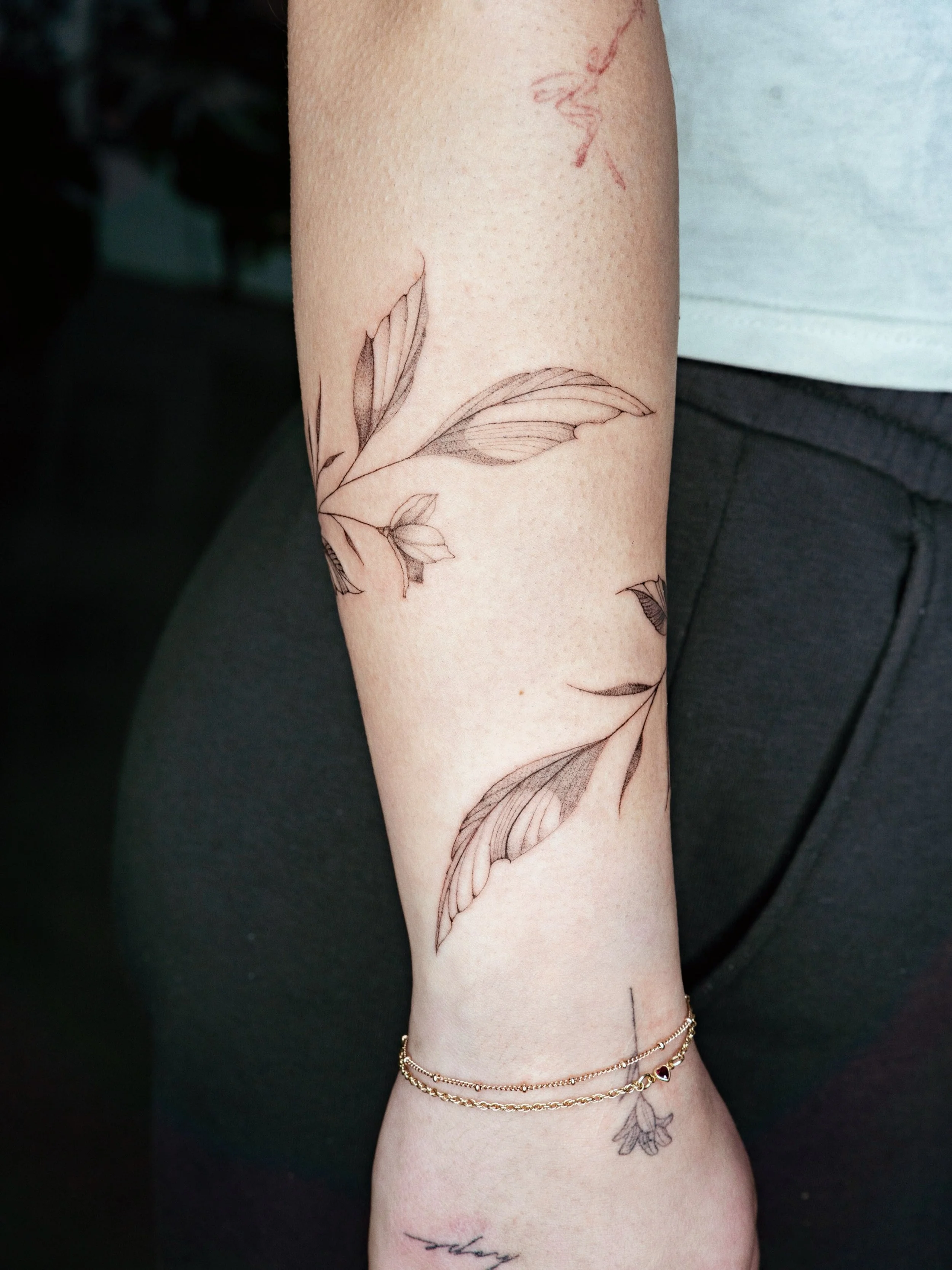A bit of delicate greenery for my lady legend of a client 🍃 

#stenatatts