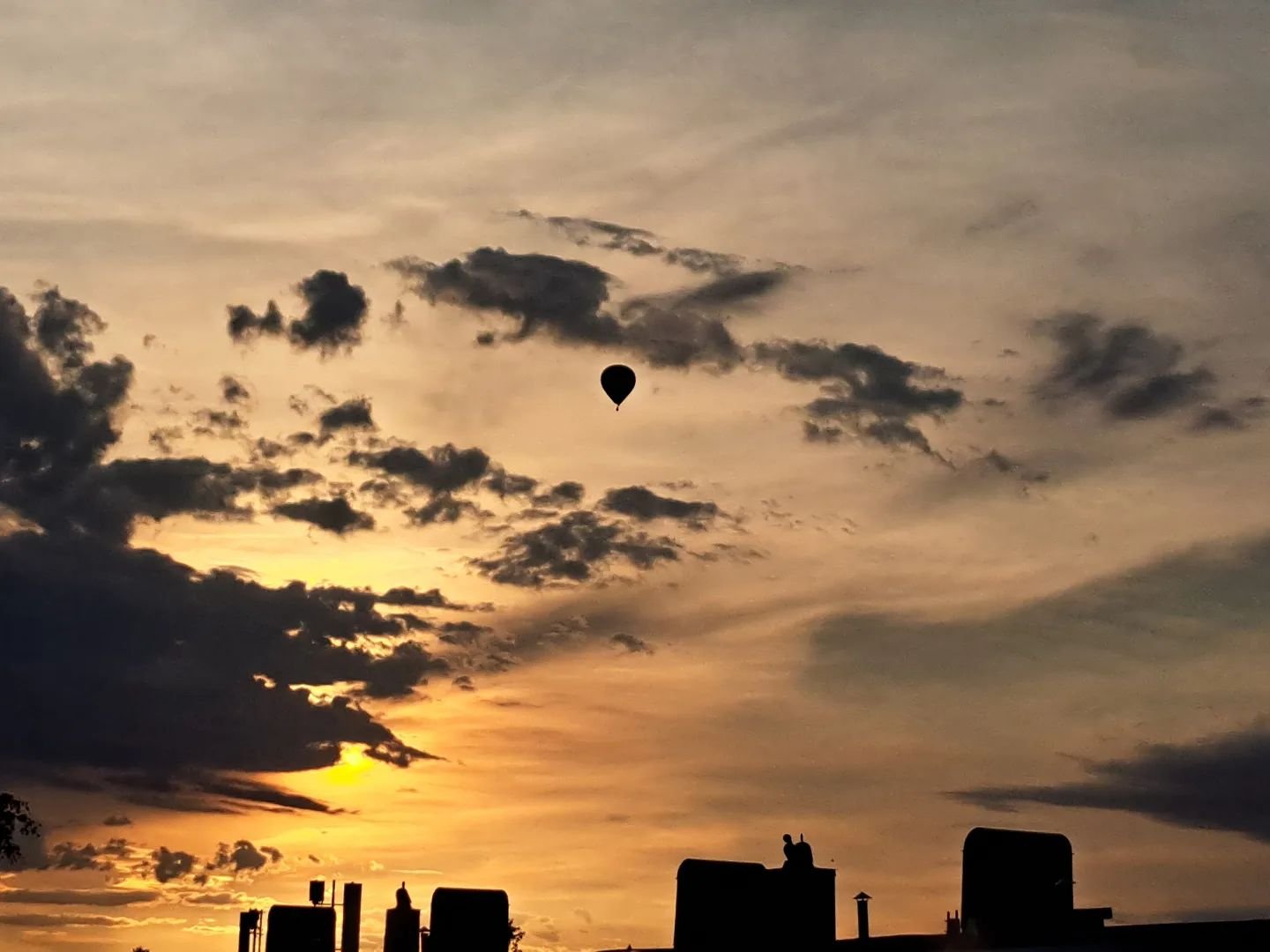 An uexpected guest on the night sky a while back. Perfect view out of my home studio.
#urbanphotography #airballoon #sunset #fotografi #fotokunst #tinefjeldstadart #tinefjeldstad