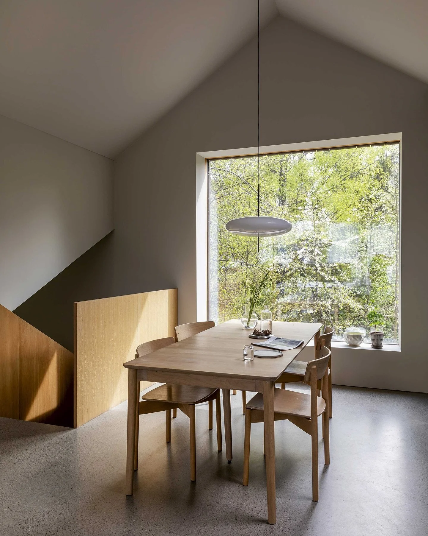 Arkitekttegnet p&aring; Nesodden i denne utgaven. 
Spennende l&oslash;sninger b&aring;de inne og ute💛
Foto: @annemeranda_photo 
HER BOR: 
Nina, samboeren J&oslash;rgen og s&oslash;nnen deres, samt hund og katt. Eneboligen, som er p&aring; 150 kvm og