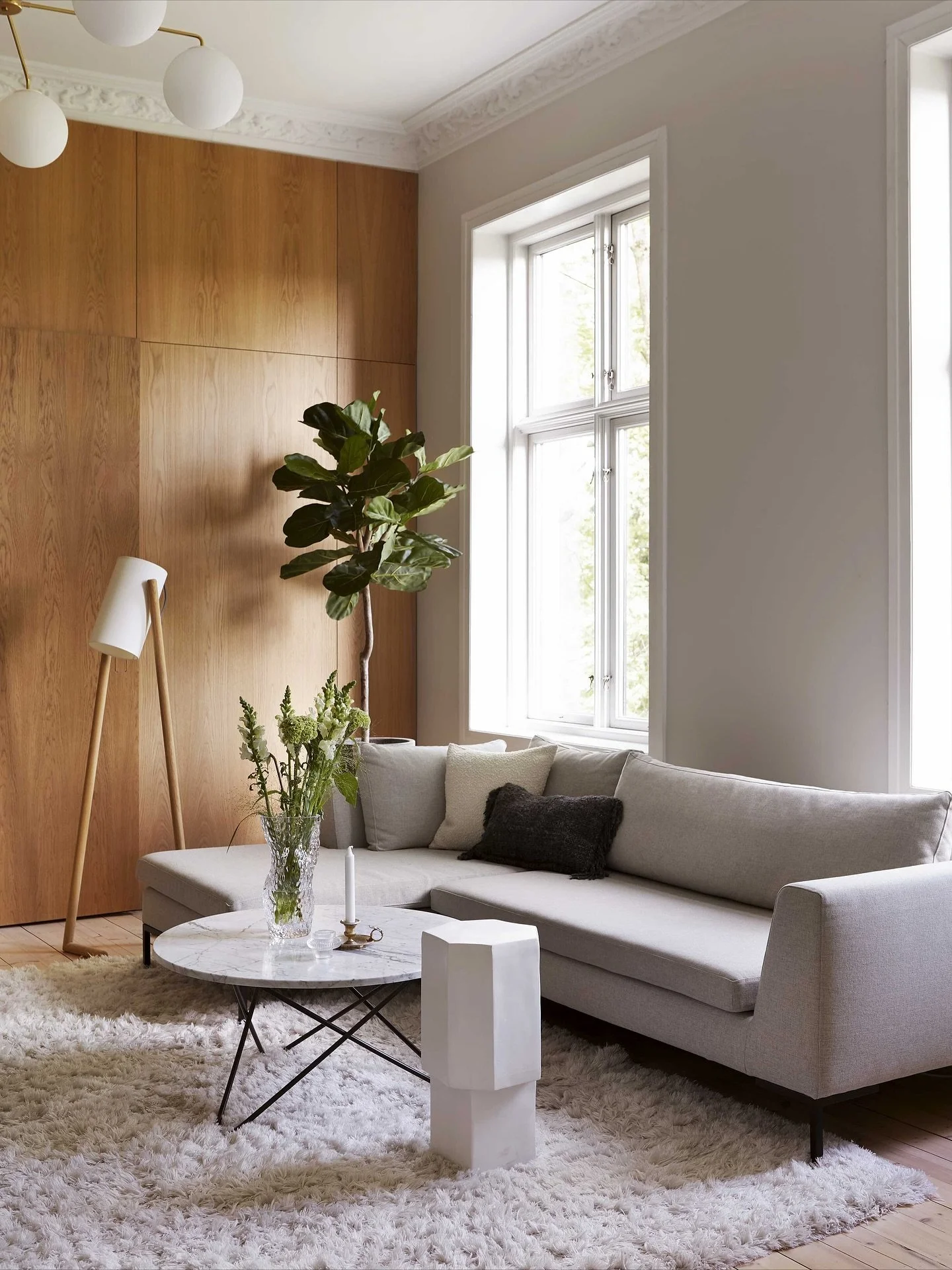 Nordisk enkelhet
Sentralt p&aring; hovedstadens vestkant ligger en litt bortgjemt perle av en leilighet med god takh&oslash;yde.

Foto: Birgit Ella Fauske Tekst: Mai Eckhoff Morseth Styling: Hedda Torgersen #interior #oslo #interiordesign @heddatorge