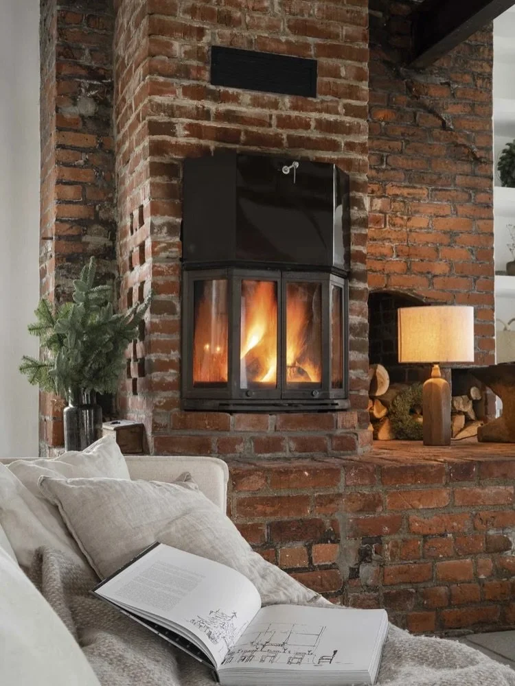 Den f&oslash;rste julen i eget hjem: Etter en lang periode med oppussing kan Lisa og Bj&ouml;rn endelig feire med hele familien i det som en gang var en smie.

N&aring;r Lisa sitter med sin lille nyf&oslash;dte s&oslash;nn p&aring; favorittplassen ve