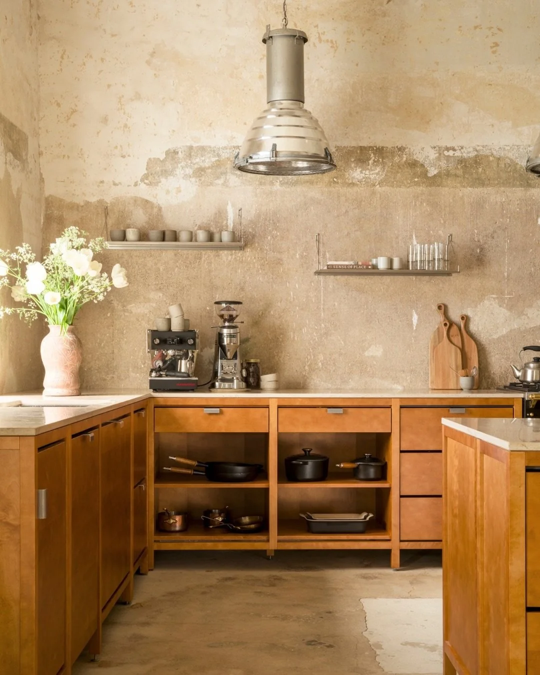 La oss presentere FRAMA Modules i fargen Ginger beiset p&aring; bj&oslash;rk, p&aring; det vakre feriestedet @st.oak_apartments i Kyritz.
[Annonse ]
@_designtales_ @foodstories_ @framacph @kvanumoslo @kvanumbergen @kvanumtonsberg @kvanumofficial #kv&