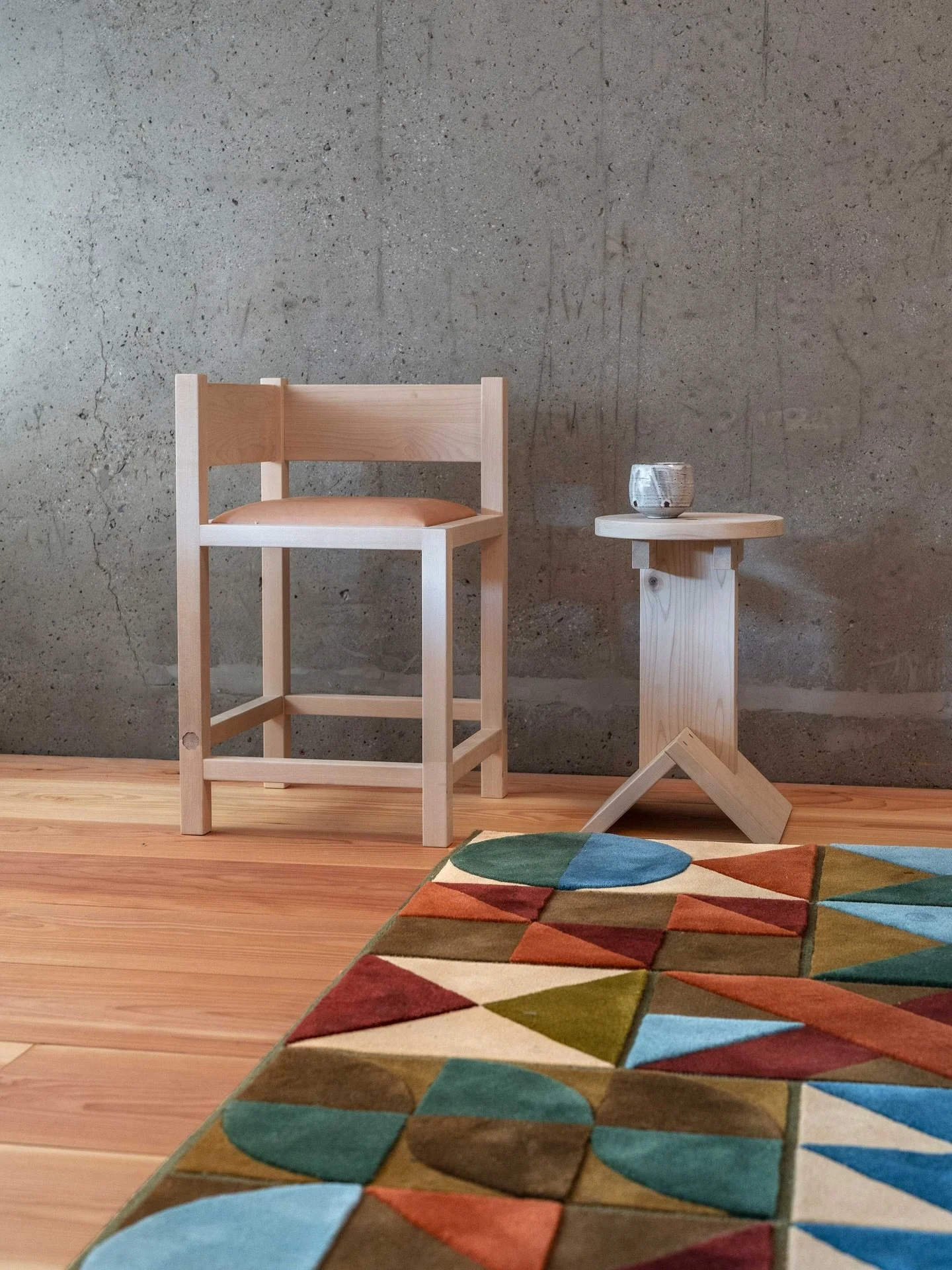 Ved &aring; skrelle bort overflatelag, og la den robuste materialbruken fra 70-tallet komme frem, har Studio Et al. skapt en l&oslash;sning som kan t&aring;le skiftende interi&oslash;rtrender i generasjoner. 
Foto: @espengronli 
Tekst @mariannelieber