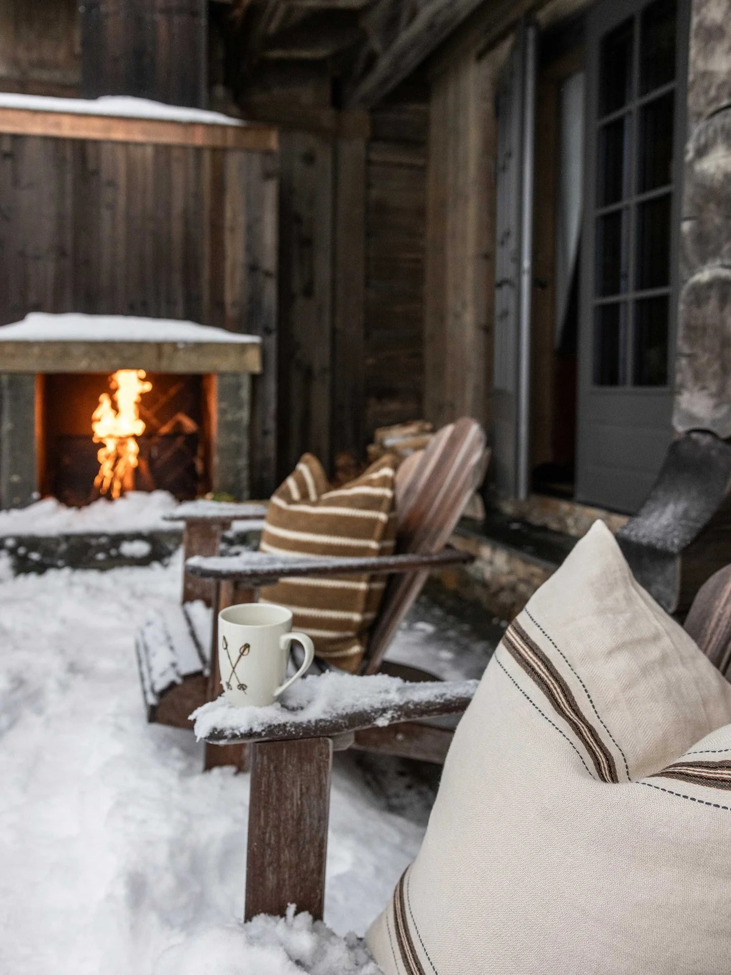 Nyt de fine fjellhytta i Interi&oslash;rMagasinet. 
Foto: @annettenordstromouiu1 
#interiordesign #hytte #interiormagasinet