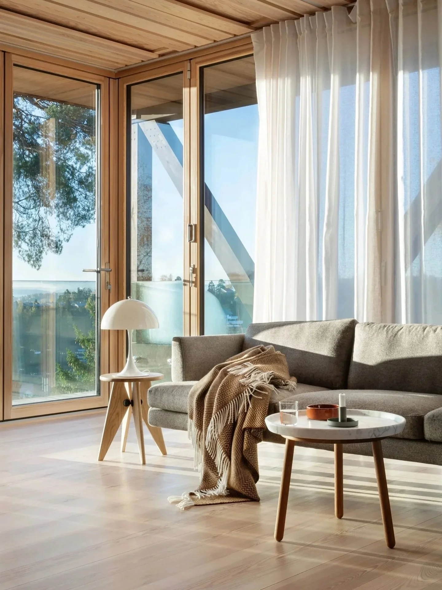 Ofte skal det ikke mer til enn en ny lampe som l&oslash;fter stemningen, et taktilt slumreteppe som inviterer til ro, eller et bord med personlighet som gir rommet den lille &laquo;attituden&raquo; det manglet med smarte, fleksible m&oslash;bler elle