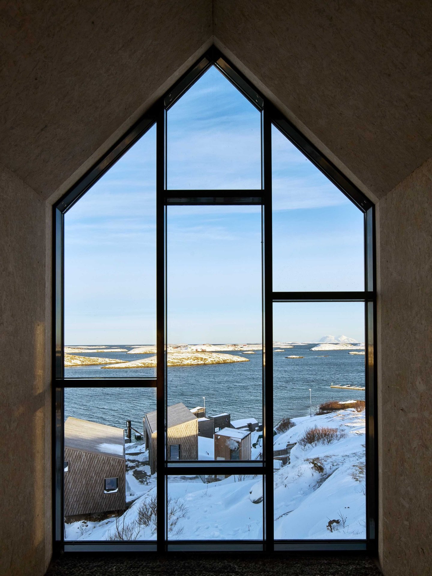 P&aring; en &oslash;y ytterst i havgapet en time fra Bod&oslash;, har musiker H&aring;vard Lund skapt Fleinv&aelig;r Refugium &ndash; en liten landsby av sovehytter, studio og badstue, formet av arkitekt Sami Rintala. Her m&oslash;tes kunst, stillhet