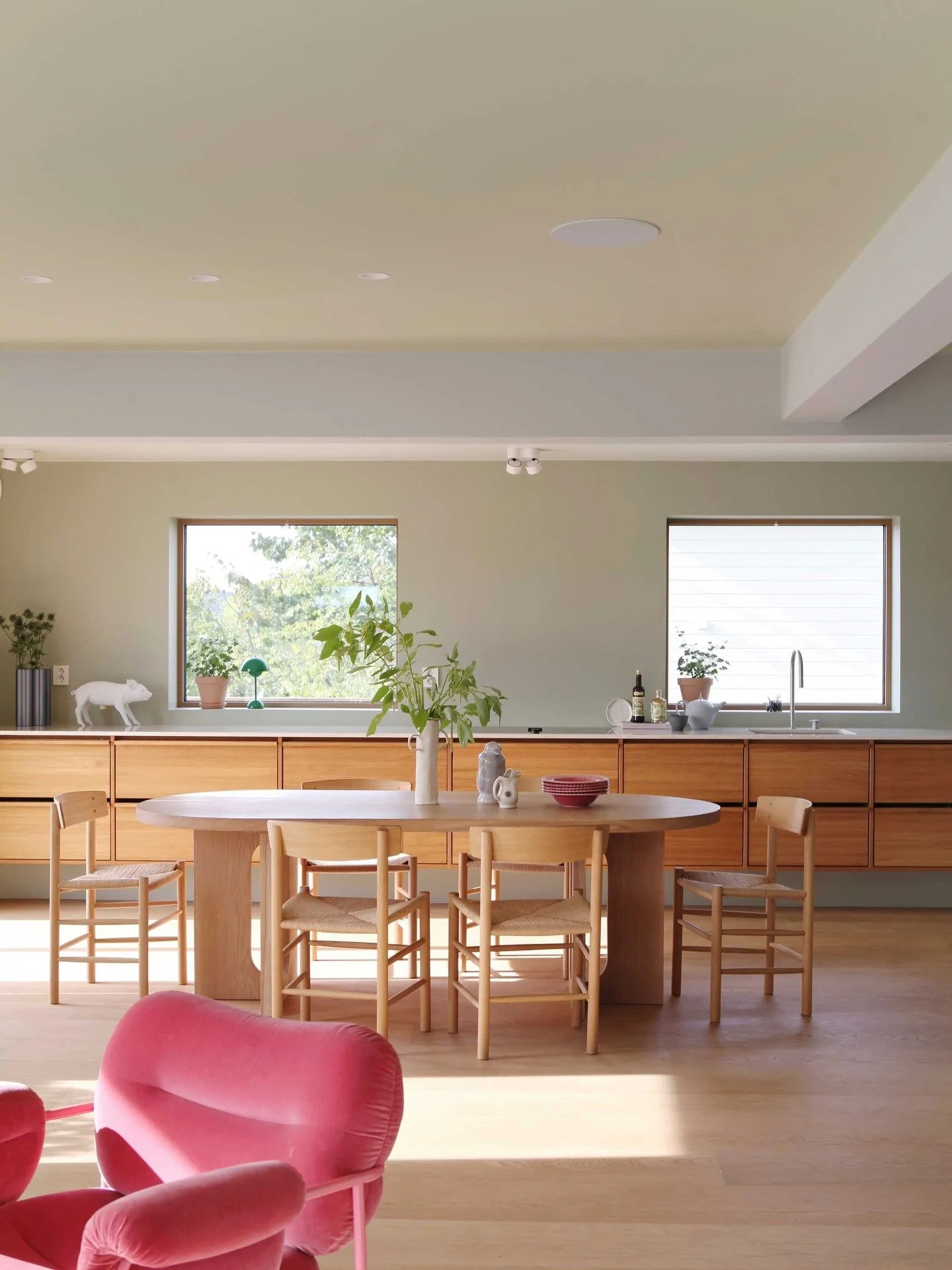 GODE ROM 
&laquo;&Aring; skape rom vi kan leve godt i &ndash; og leve lenge med.&raquo;

Her m&oslash;ter du personlige rom, paletter som skifter med lyset, naturmaterialer som f&aring;r vakker patina over tid &ndash; og interi&oslash;rer som minner 