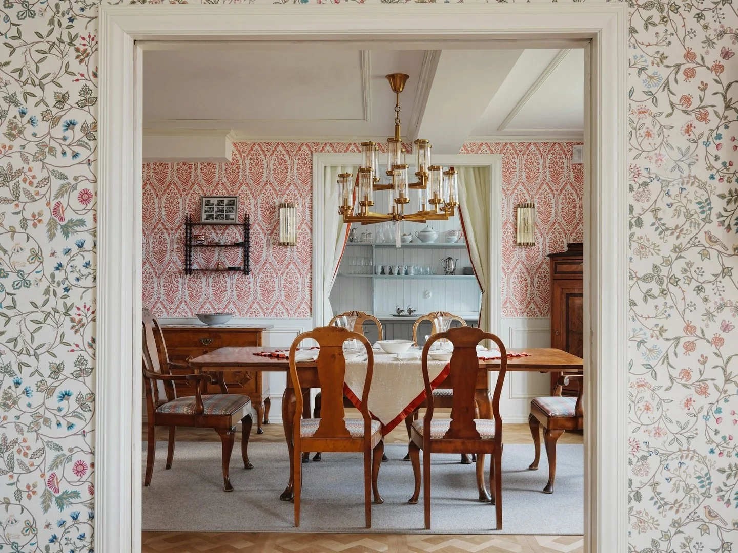 Vi har bodd i det gamle fiskev&aelig;ret Nusfjord i Lofoten &ndash; et sted der historien sitter i veggene 🌊

Her er det opprinnelige uttrykket bevart med stor respekt, b&aring;de i v&aelig;reierboligen og de ikoniske rorbuene. Nakne materialer, v&a