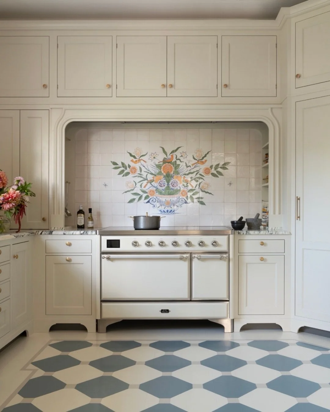 La v&aring;ren komme inn, her er Art Nouveau i modellen Karleby, h&aring;ndmalt i Kv&auml;nums farger Rain og Cumulus. Knotter og h&aring;ndtak i messing kalt Flora 🌸 Den vakre marmoren heter Arabescato 🤍 og ventilasjonsdekselet Bjertorp.
 
[annons