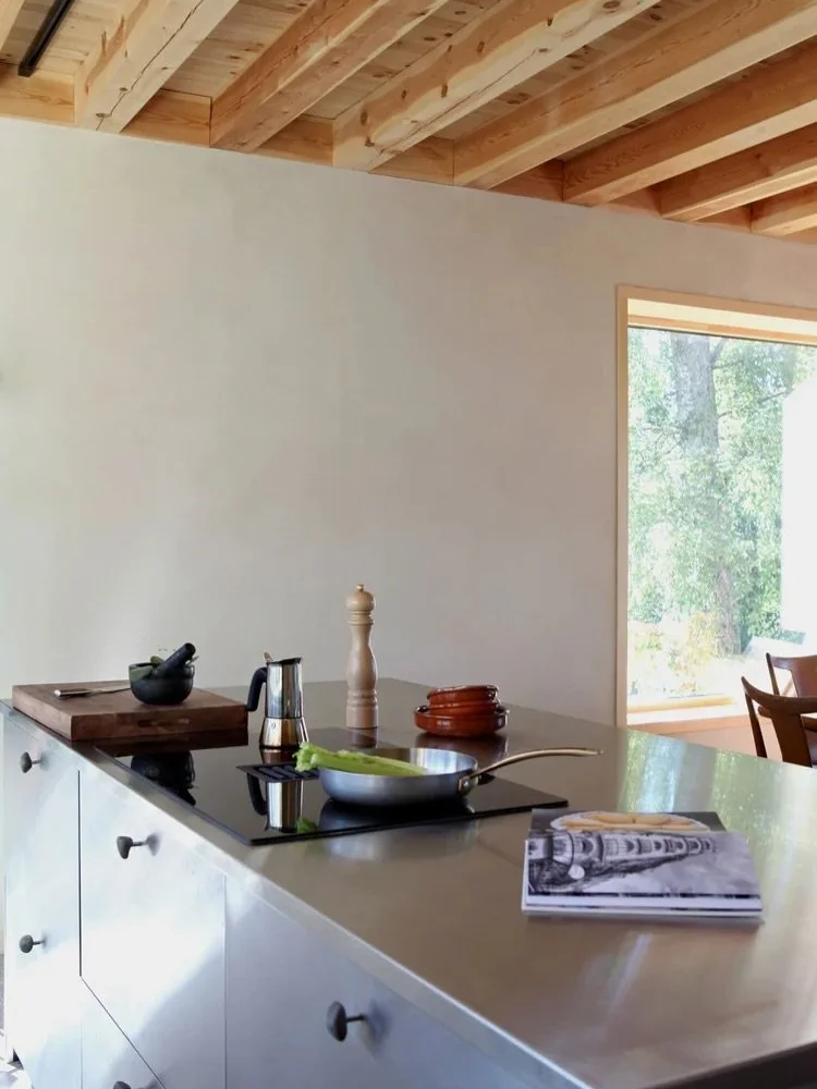 Hjemmet til Rebecca og Ketil vekker oppmerksomhet fra f&oslash;rste &oslash;yeblikk. De eksponerte treoverflatene i taket, det massive st&aring;lkj&oslash;kkenet og de vakre terrazzogulvene skaper en s&oslash;ml&oslash;s balanse mellom noe r&oslash;f