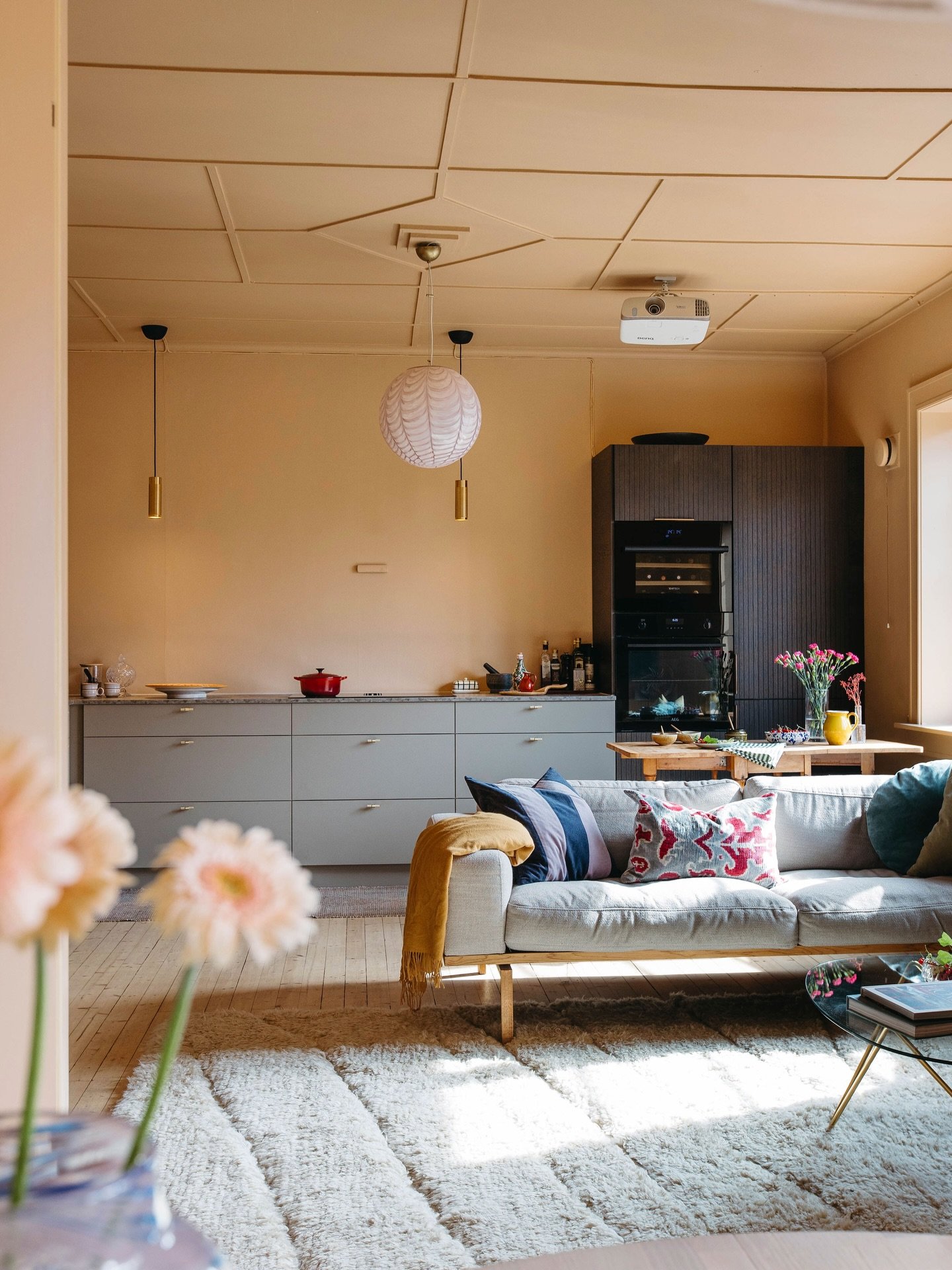 Frida har g&aring;tt for duse farger som skifter vakkert med lyset gjennom dagen💛✨
Husk lesestoff til helgen 
@interior_magasinet 
Foto: @ireneslundephotography 
Tekst: @maritvebenstad 
#interior #fargefrida @fargefrida