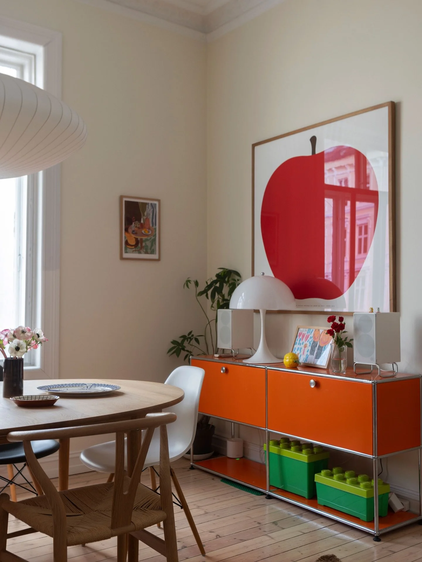 ET DUKKEHJEM
Anne Aasgaard og samboeren Mike trengte bare to minutter p&aring; &aring; finne leiligheten i sitt liv. Fem &aring;r senere har de fylt den med farger varig design og store mengder leker og dukker.
#interi&oslash;r #interi&oslash;rmagasi