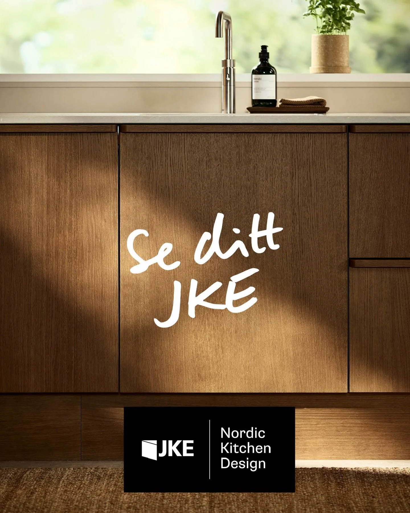 Opplev fremtidens klassiker - NORDIC STUDIO fra JKE. Et kj&oslash;kken i snekkerkvalitet - for deg som elsker treverk, godt h&aring;ndverk og danske m&oslash;belklassikere.

 

#JKEDesign 

#Kj&oslash;kkeninspirasjon 

#NyttKj&oslash;kken 

#Kj&oslas