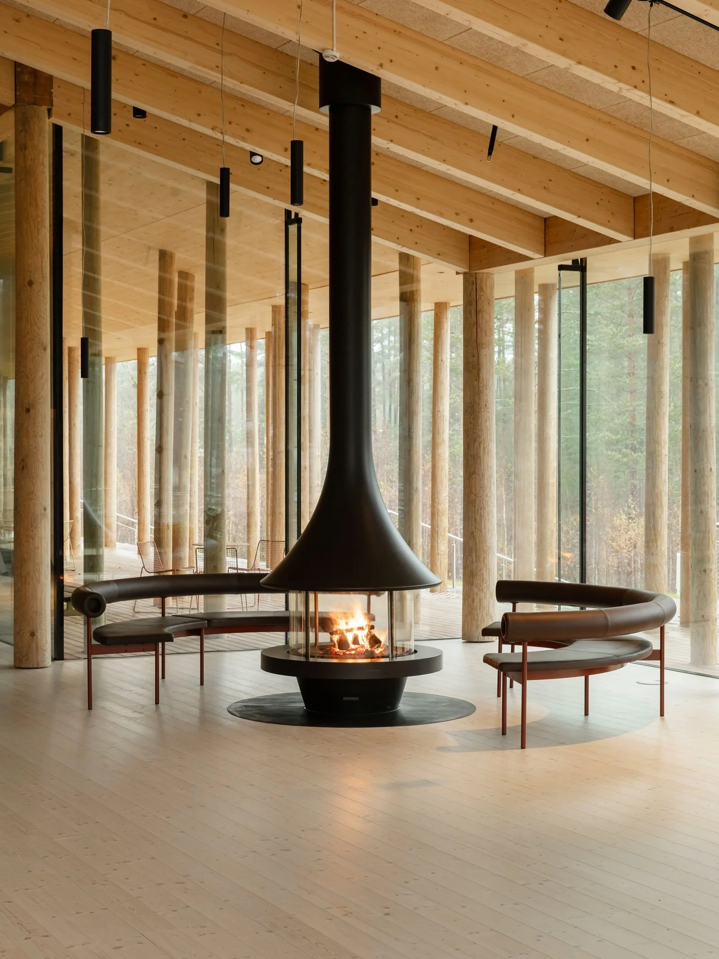 Finnskogen &ndash; kort fortalt 🌲

For rundt 400 &aring;r siden slo skogfinnene seg ned i de dype skogene langs grensen mellom Norge og Sverige. De brakte med seg en helt egen kultur &ndash; med svedjebruk, r&oslash;ykstuer, badstuer og en livsstil 