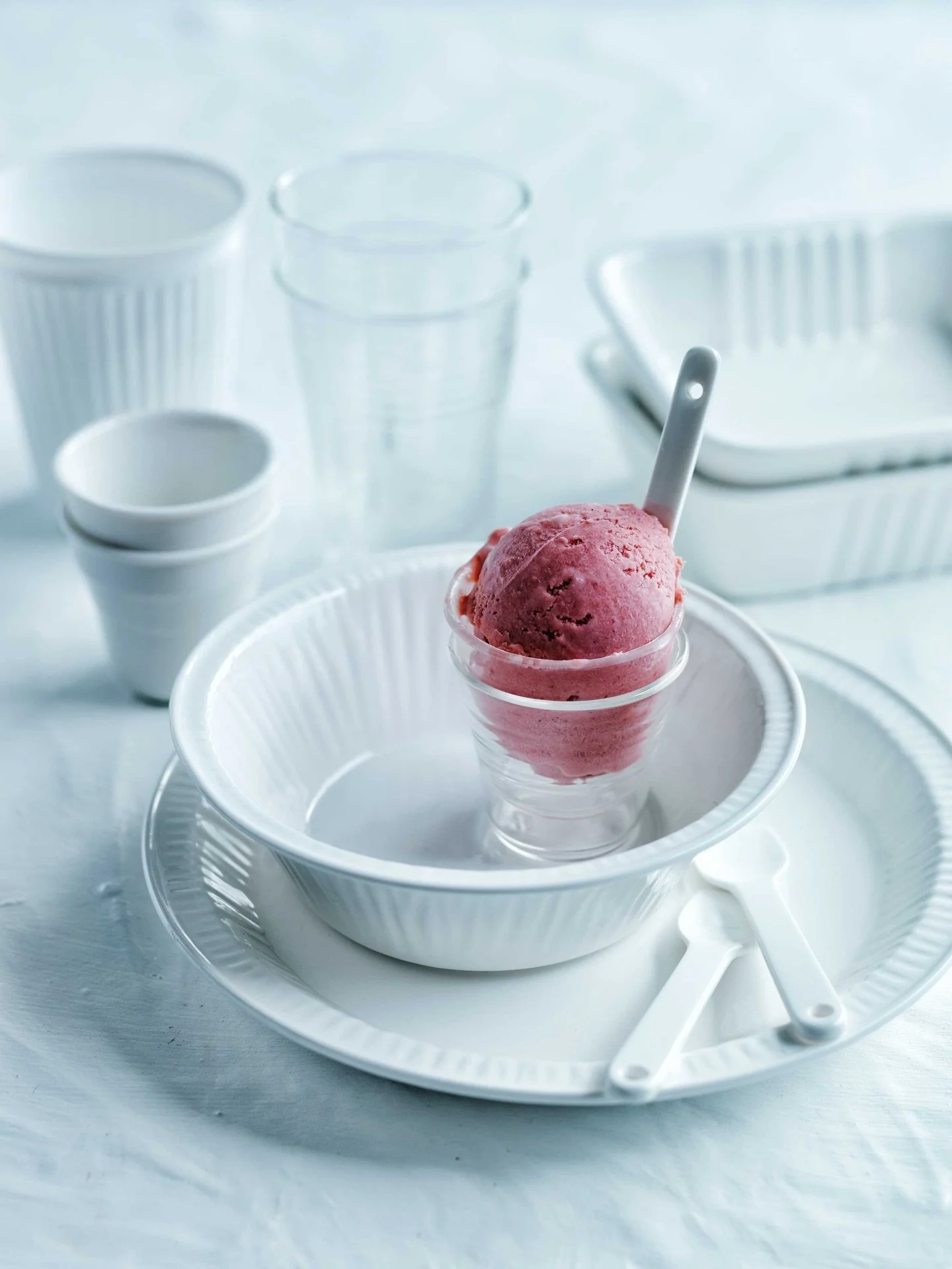 🌸Hjemmelaget iskrem er fantastisk godt🌸
VANNMELON OG BRINGEB&AElig;R-ISKREM 
Blir 1,6 l iskrem
1 vaniljestang, splittet og fr&oslash;ene skrapt ut 
800 g vannmelon, finhakket
110 g finkornet sukker 
160 g frosne bringeb&aelig;r 
3,75 dl kremfl&osla