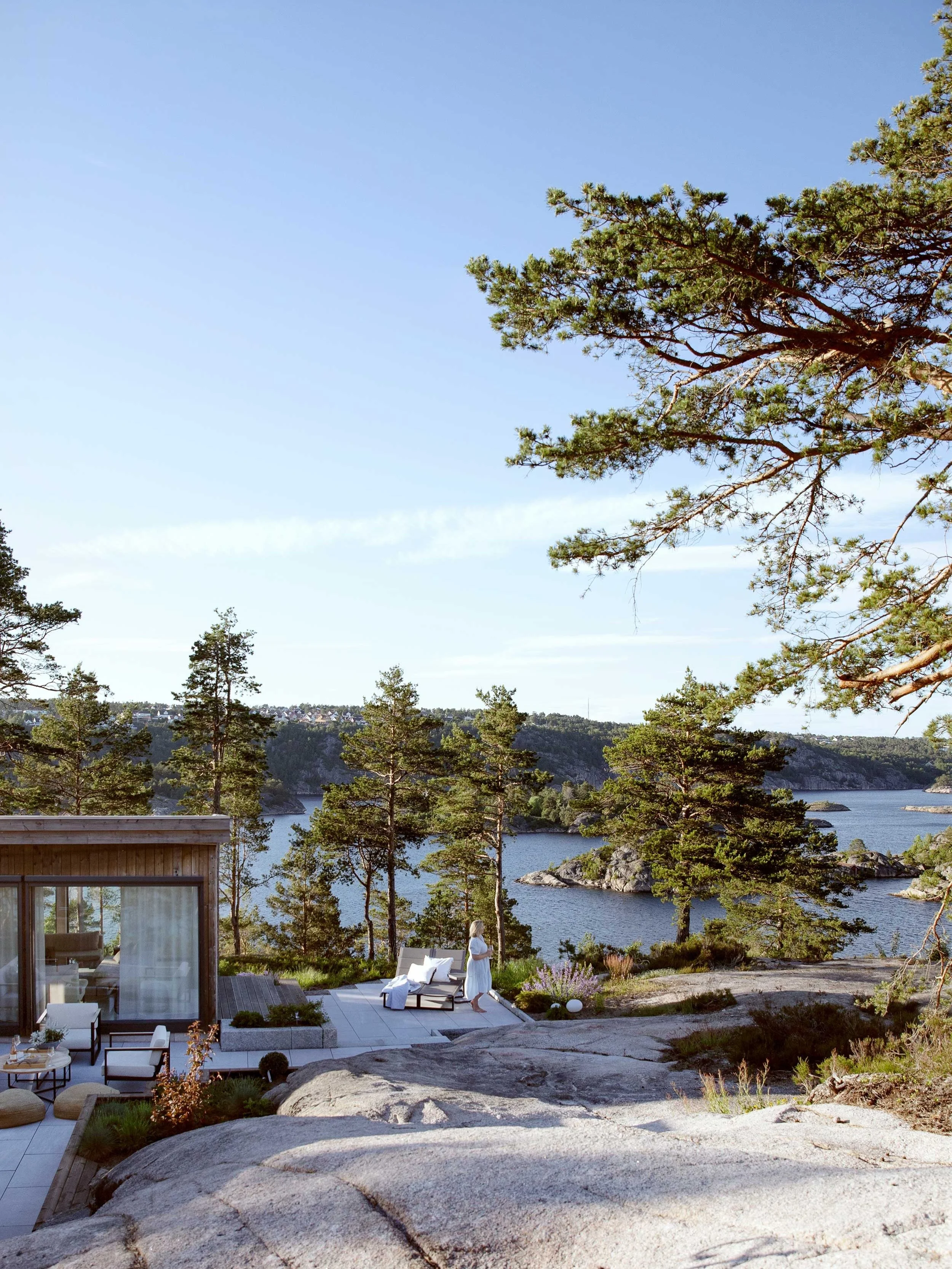 Hytte Ris&oslash;r
Planen var egentlig en seilb&aring;t &ndash; men s&aring; falt de pladask for tomten, beliggenheten og mulighetene. Slik startet eventyret.
Hytta er bygget rundt et atrium, med tre bygningsdeler som &aring;pner seg mot et lunt uter