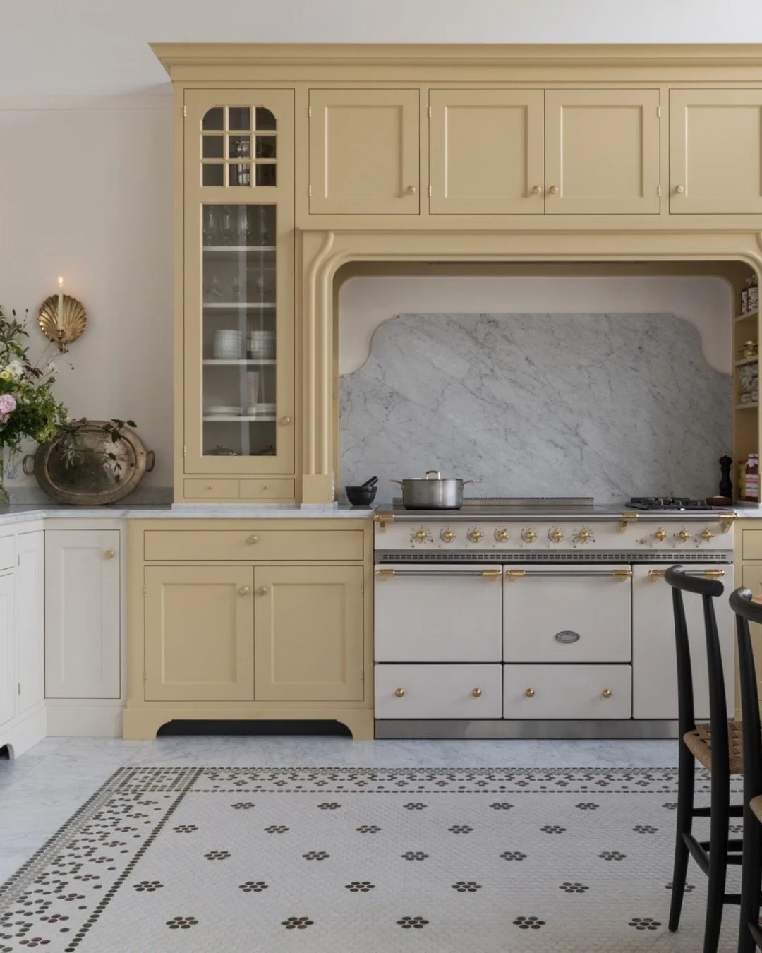 Annonse: P&aring; samme m&aring;te som mai bringer med seg gl&oslash;d og ny energi, er denne innredningen inspirert av naturens oppv&aring;kning🌿

Real Classic &ndash; Art Nouveau i modellen Broby, h&aring;ndmalt i Kv&auml;num fargene Sol og Cumulu