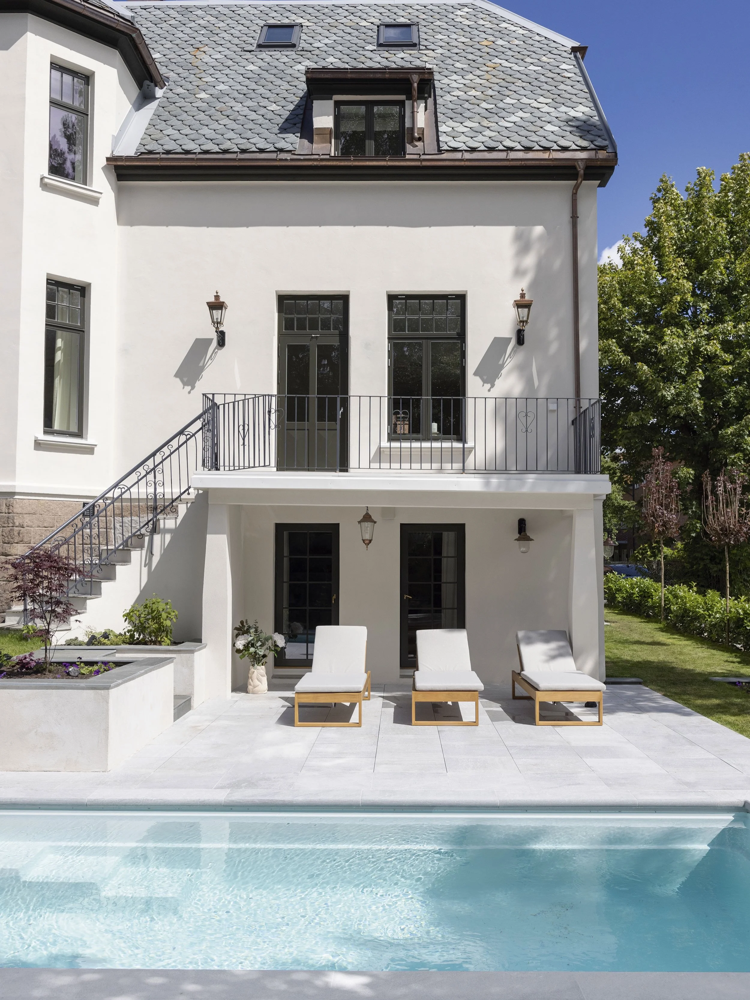 Nyt sommeren hjemme med basseng i hagen. Vi har bes&oslash;kt b&aring;de en staselig villa p&aring; St. Hanshaugen, der klassisk arkitektur m&oslash;ter moderne luksus, og et nybygd atriumshus med basseng.

SOMMERHUS

Fra furukledde hyttedr&oslash;mm