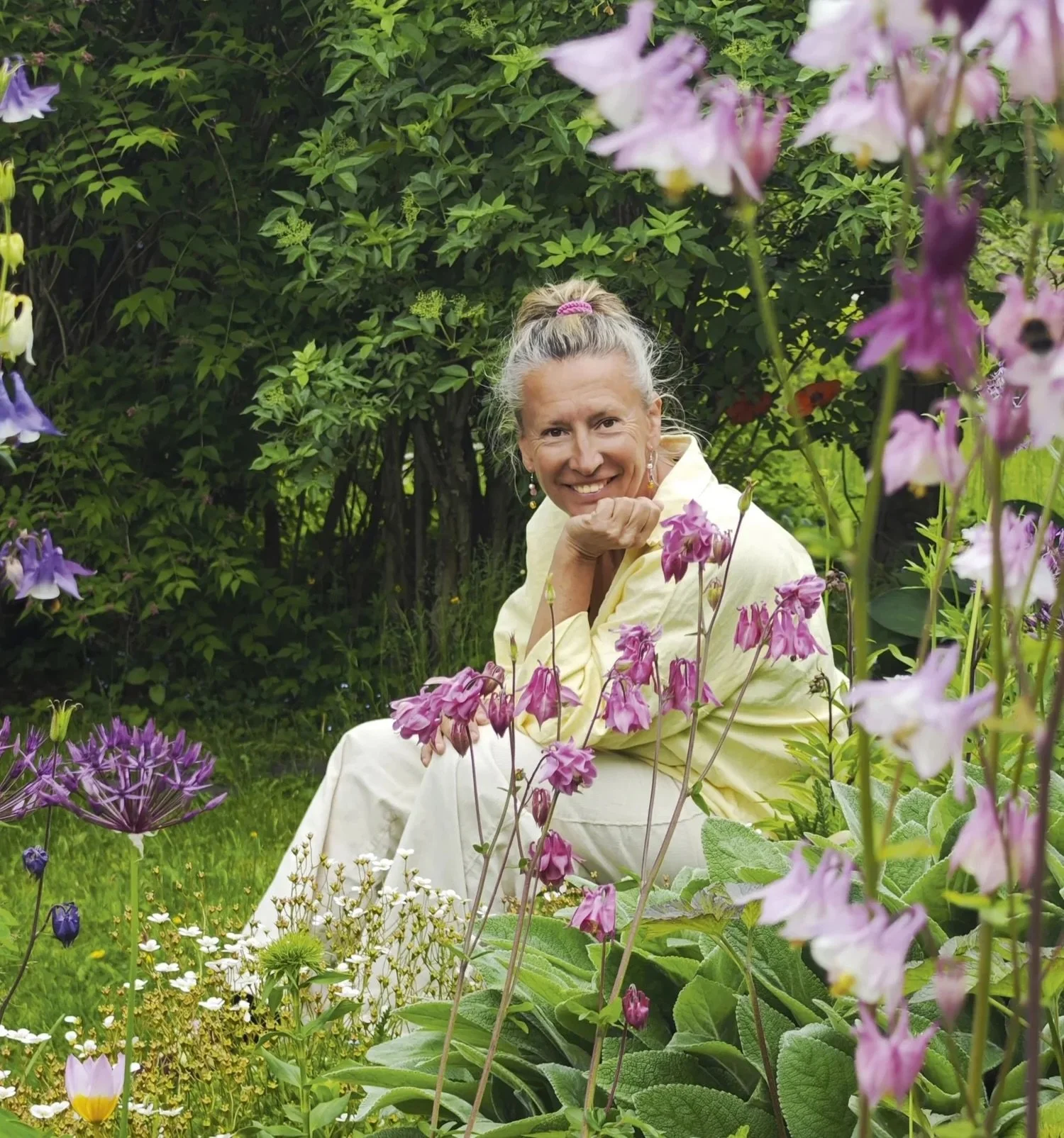 F&Aring; JANES TIPS OG TRIKS TIL EN BLOMSTRENDE, MEN LIKEVEL LETTSTELT HAGE I SISTE UTGAVE SOM ER I SALG N&Aring;🌸 @hagefotografen @interior_magasinet @hagekolonien 
#interi&oslash;r #hageinspirasjon