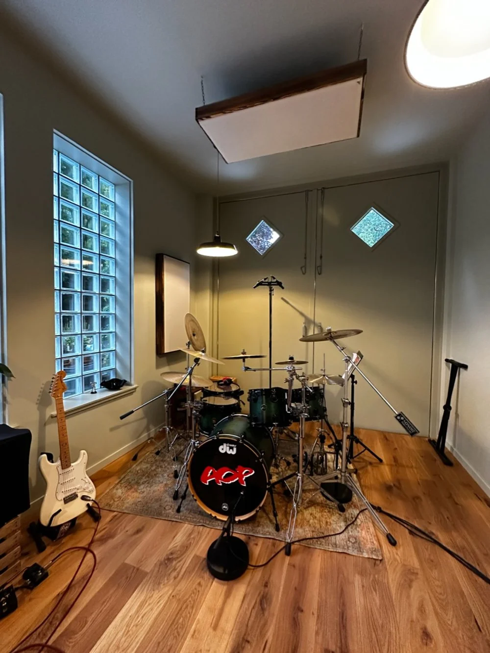 Garage studio & rehearsal room - Eddie S.