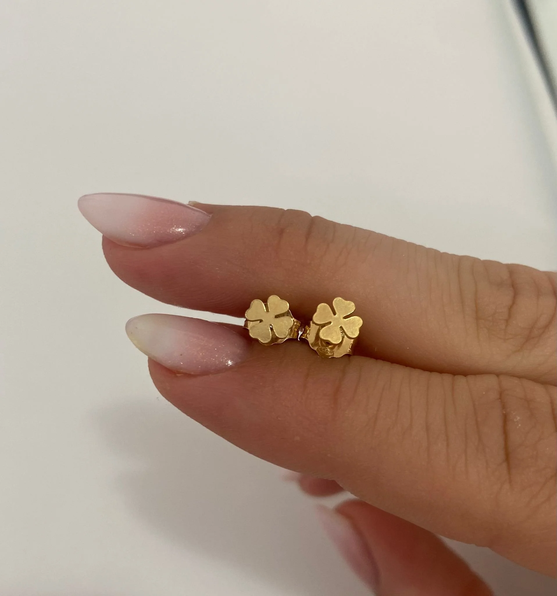 PENDIENTE MINI TREBOL ORO