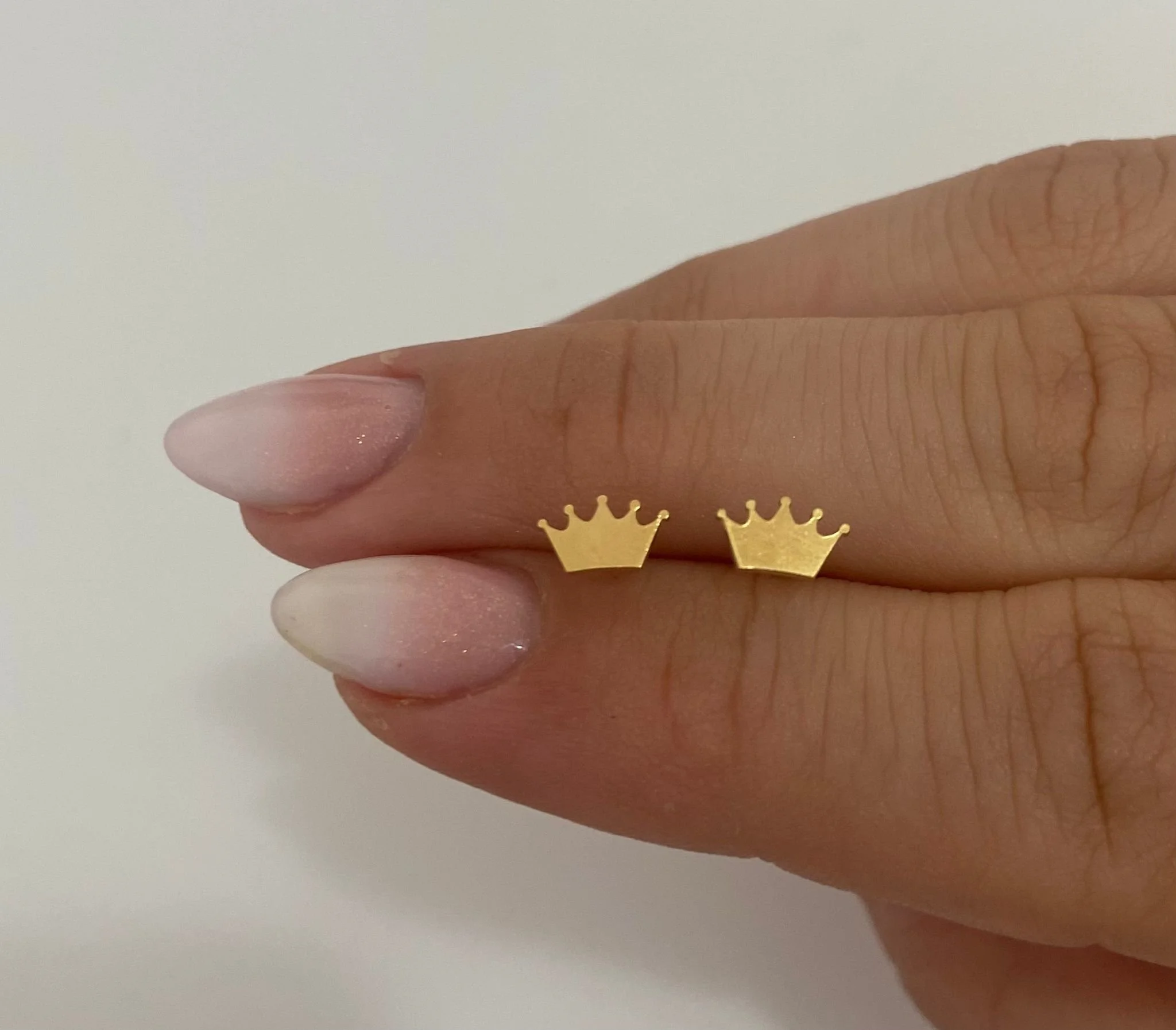 PENDIENTE MINI CORONA ORO