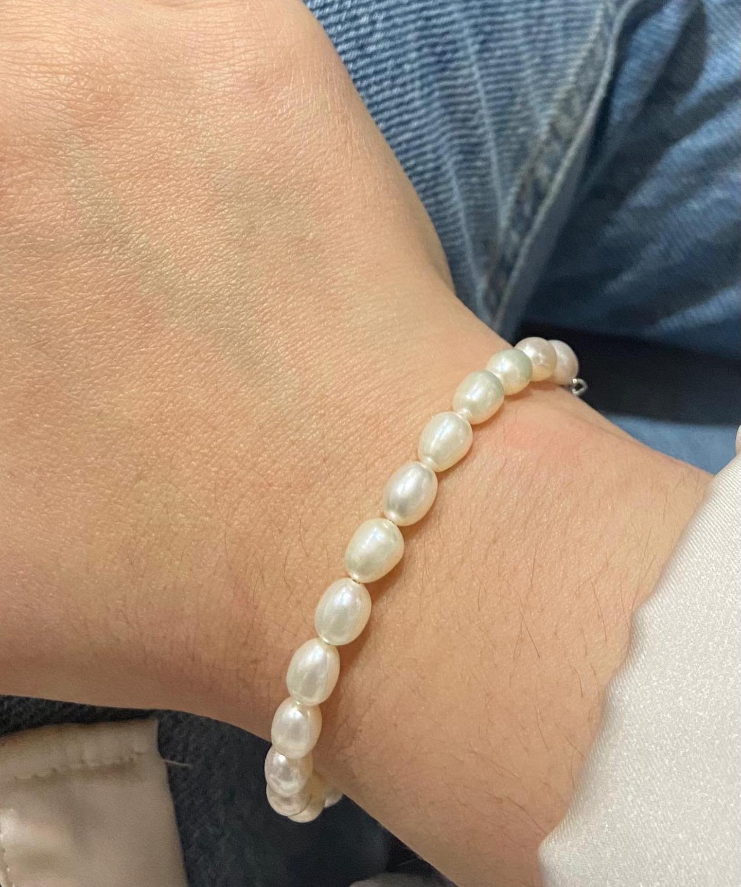 No pueden quedar m&aacute;s bonitas las pulseras de perlas y corales 😍 Sin duda son un cl&aacute;sico que nunca pasar&aacute;n de moda. Fabricadas en nuestro propio taller, con verdaderas Perlas y corales 💖