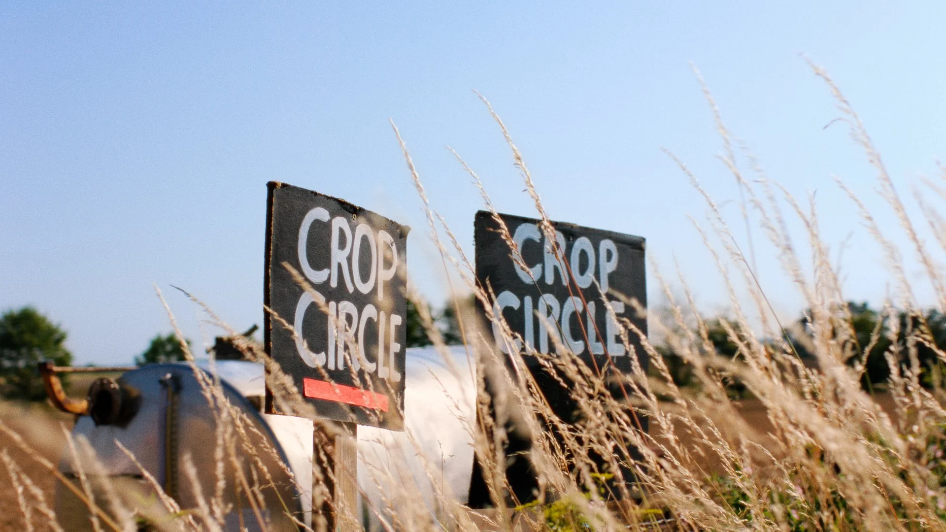 3angrymen_CropCircles_0665_v30_Operetta 32.00_01_12_21.Still028.jpg