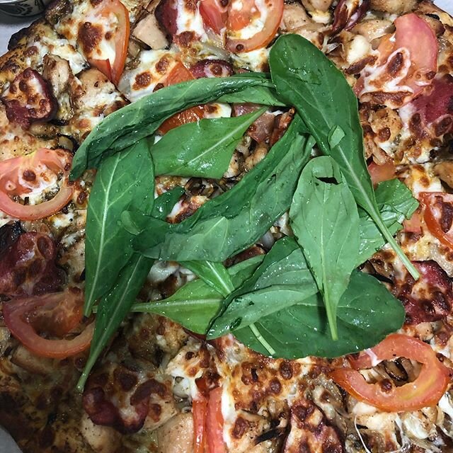 Sensational! Crisp dough topped with caramelised chicken and melted Mozzarella. #pestochickenpizza #puntoalto #puntodelivery #tripolilebanon #lebanonkoura ph: 06410135