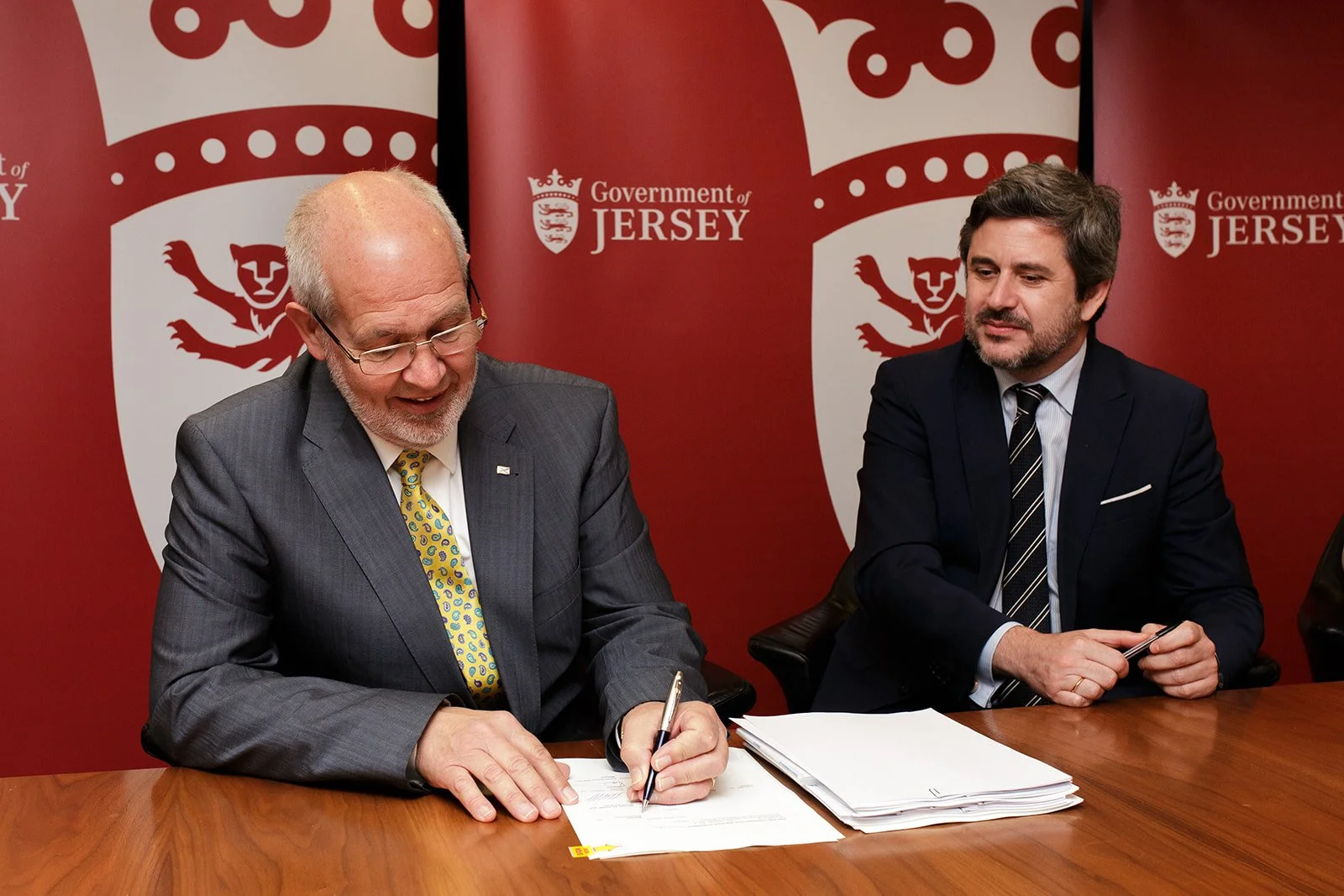 23-07-20 States of Jersey Contract Signing Robbie Dark Photo-3.jpg