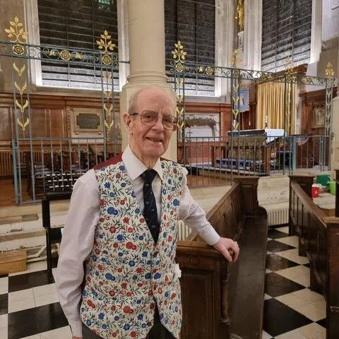 Time now for another chorister intro and as we just heard about the history of the MPC it's a good opportunity to meet the choir's unofficial historian Leslie Stowe, pictured looking very dapper at rehearsal yesterday.

I am Leslie Stowe and I transf