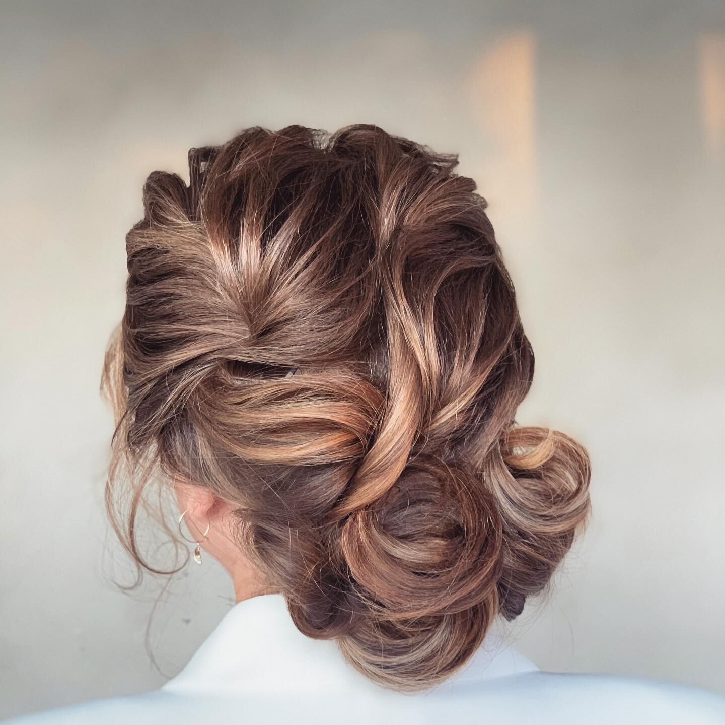 Another beautiful hairstyle I had the pleasure of creating 😍 Are you still looking for a bridal hair and makeup artist for 2020 or 2021? Send me a message for more information ✨
&bull;
&bull;
&bull;
&bull;
&bull;
&bull;
&bull;#winchester #winchester