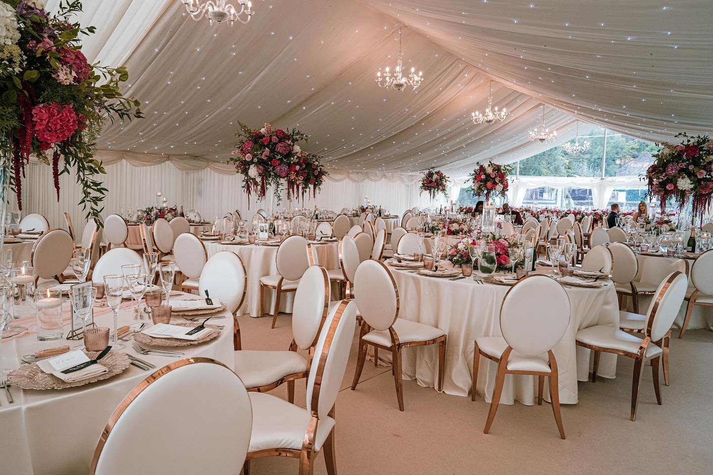 A throwback from this incredible wedding back in September 🤍

Using our rose gold fan chargers, gold rim glasses, pink water glass, luxury champagne linen, dior chairs and large vibrant florals!

Venue: @dunscarfarm 
Florals: @tinekefloral 
Photogra