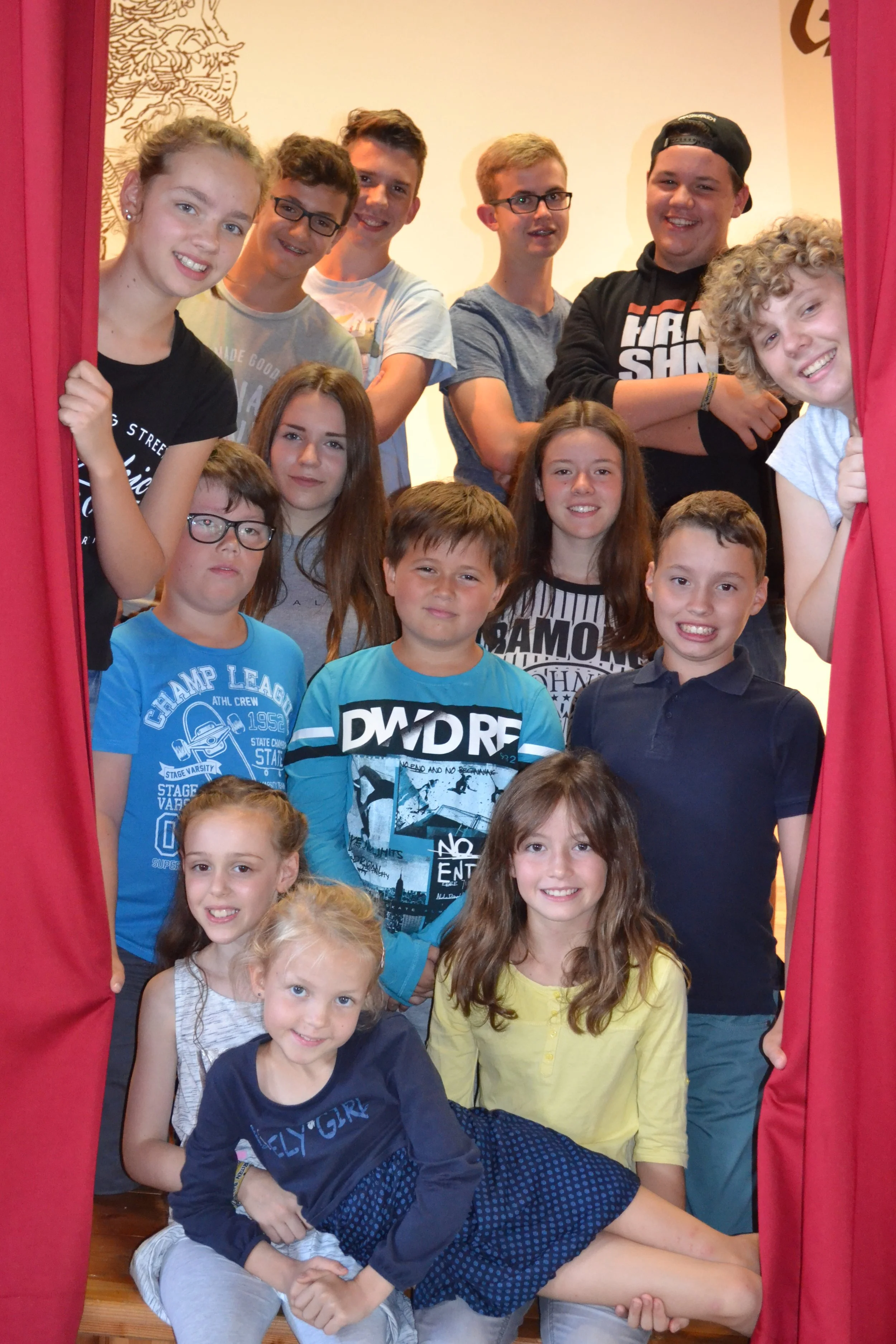 Gruppenbild Vorhang 2017-2.JPG