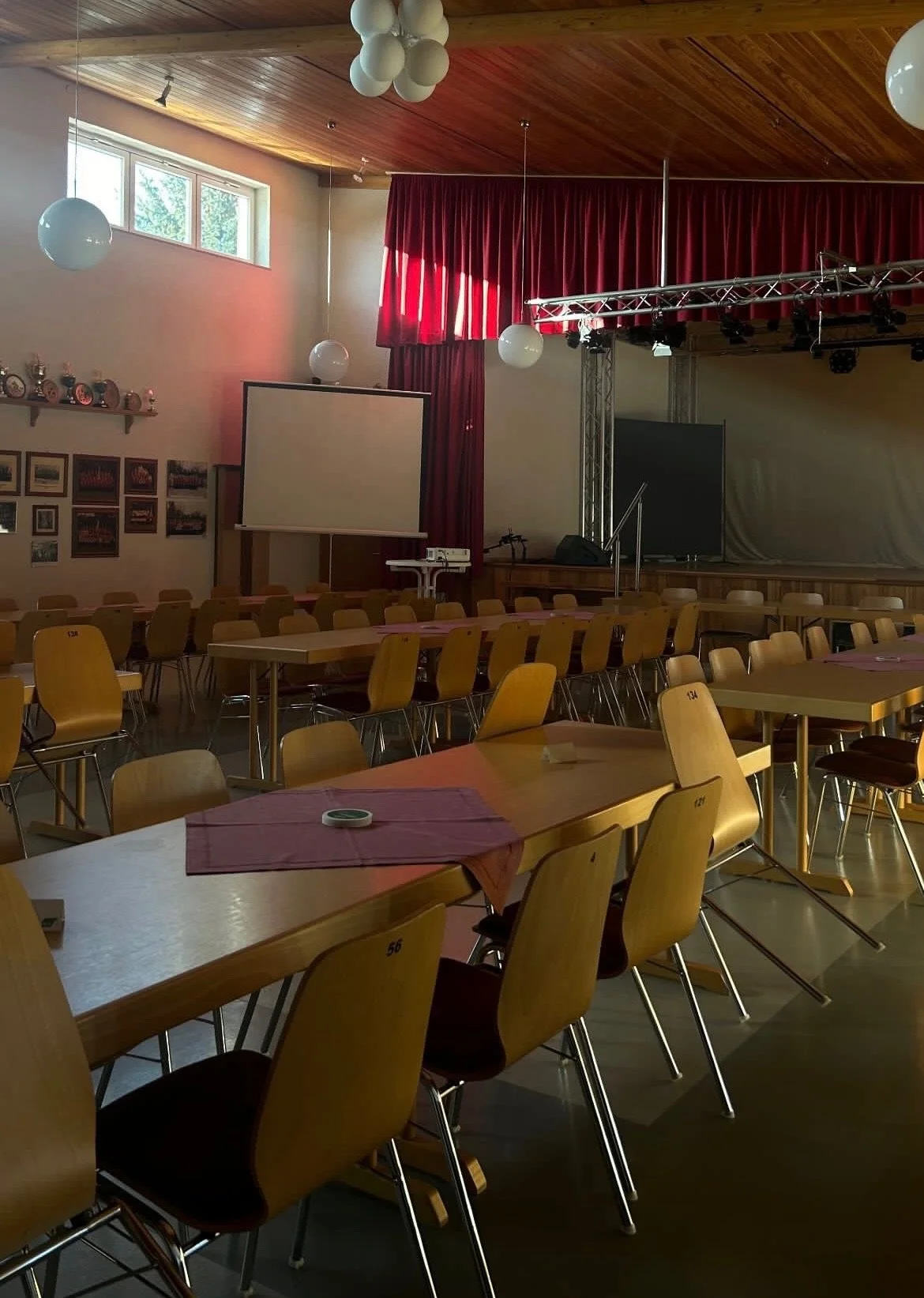 vereinsheim tische leinwand.JPG