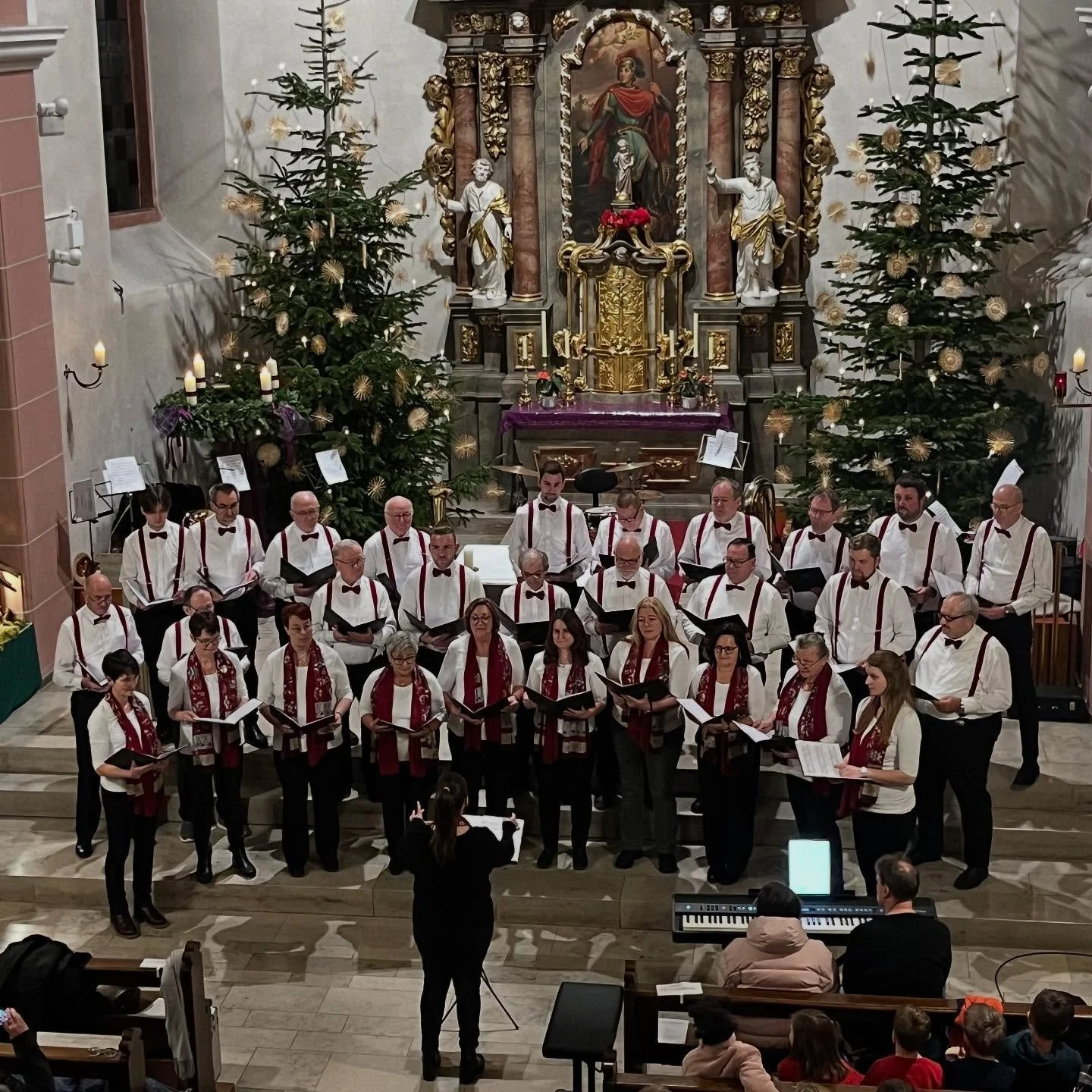 ✨🎄F R O H E  W E I H N A C H T E N 🎄✨
Das Adventskonzert in unserer Pfarrkirche am 15. Dezember war der letzte Auftritt des Jahres. Unsere Ch&ouml;re pr&auml;sentierten nochmals ihre weihnachtlichen Lieder und gaben zum Abschluss gemeinsam mit musi