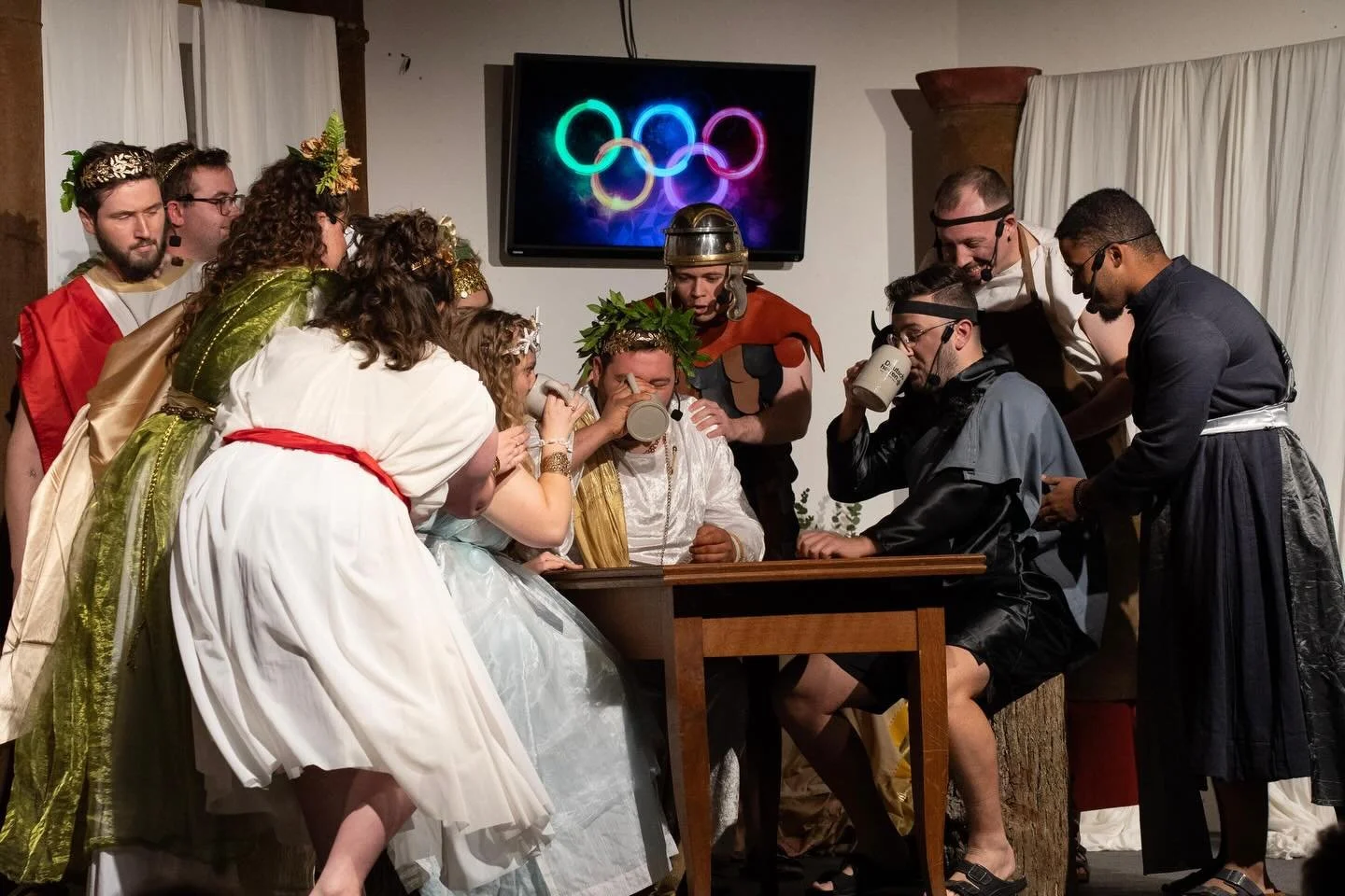 E I N F A C H  G &Ouml; T T L I C H 🏛️🇬🇷

Am 11., 12. und 18. Oktober fanden die diesj&auml;hrigen Auff&uuml;hrungen unsere Midi- und Maxi-Gruppe statt. Dieses Jahr gab es erstmals wieder ein gemeinsames St&uuml;ck, das von der Entstehung der Olym