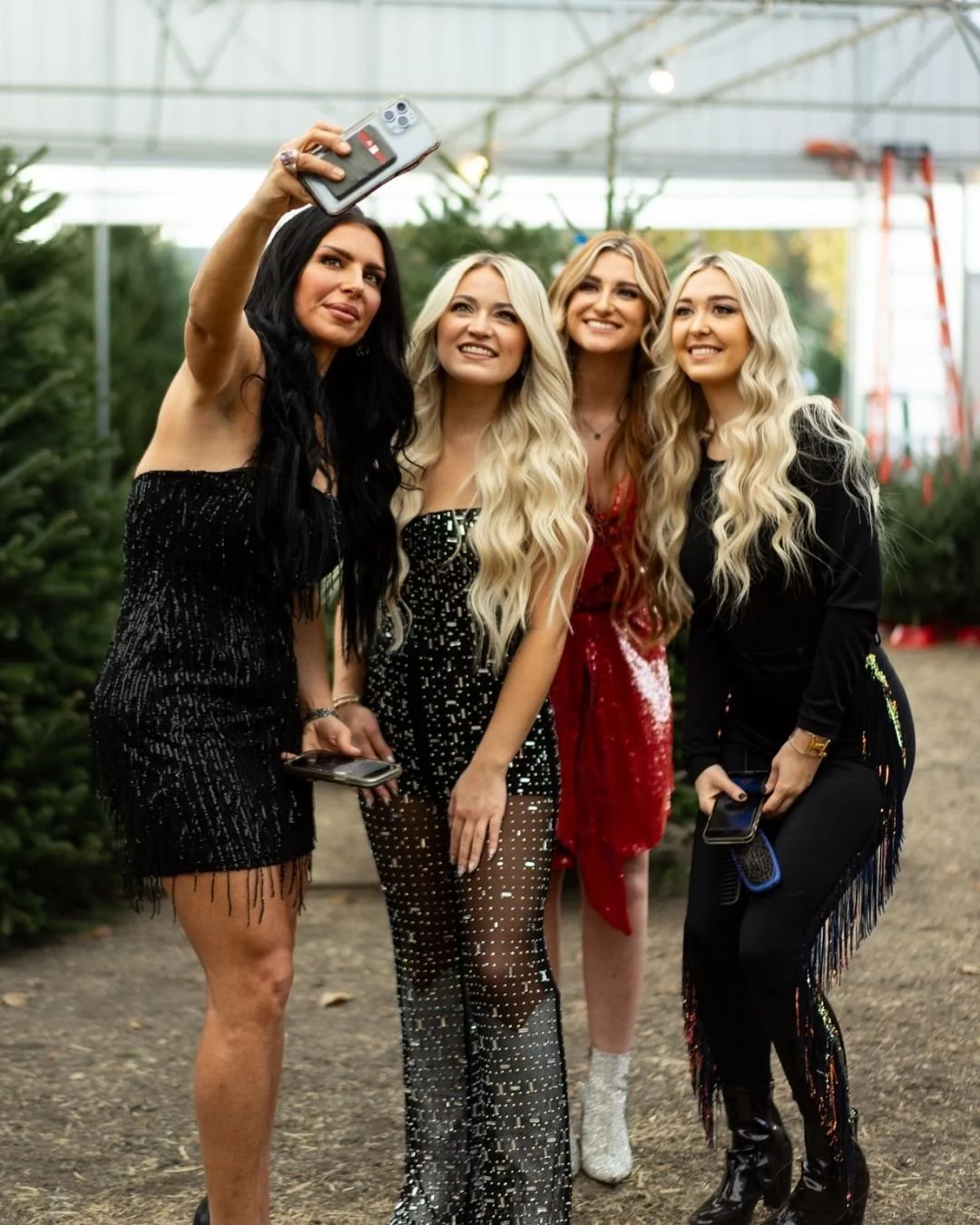 Take it from the professionals, don't wait until the last minute to put your holiday marketing plan in place!! Need help brainstorming, strategizing, or implementing? Call us!!

(how cute are our girls from @trustandmaneextensions!)
.
.
#marketingstr
