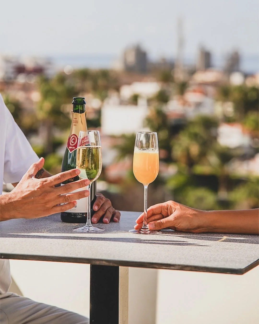 As&iacute; se viven las tardes perfectas: buena compa&ntilde;&iacute;a, una copa de burbujas y las mejores vistas en Cornisa Apartments. 🍾✨

This is how perfect afternoons are made: good company, a glass of bubbles and the best views at Cornisa Apar