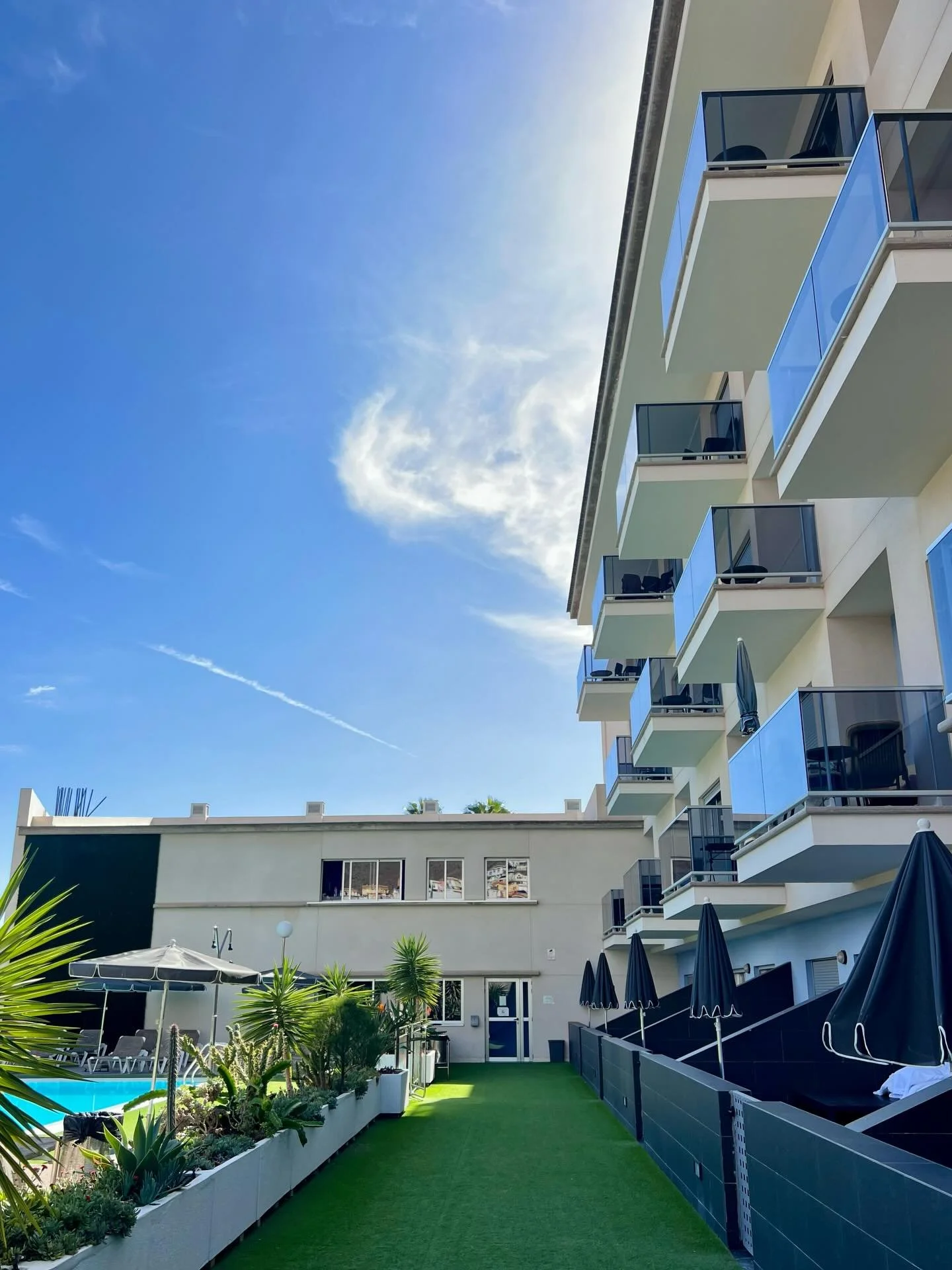 Modo offline ON. 🧘&zwj;♀️🌴
En Cornisa Apartments, las vacaciones son sin&oacute;nimo de piscina y tranquilidad.
Tu lugar perfecto para relajarte y disfrutar cada momento. ☀️💙 

#vacaciones #canarias #piscina 

Offline mode ON. 🧘&zwj;♀️🌴
At Corni