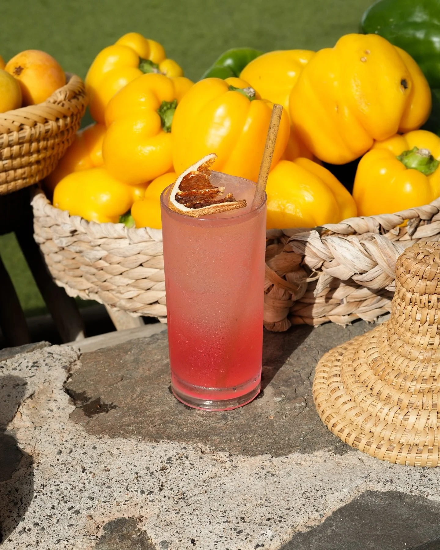 El verano se sirve fr&iacute;o y con pajita.

Reserva en nuestra web (enlace en nuestra bio) o ll&aacute;manos al 📲 687 600 153.

#kaiclub #piscina #beachclub #patalavaca #grancanaria #canarias #summer #cocktails