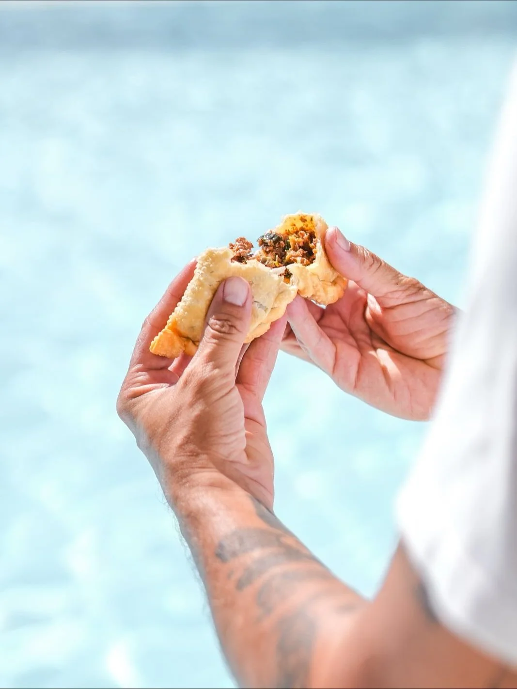 Cl&aacute;sica, irresistible y atemporal&hellip; as&iacute; es la empanada Maradona.

Reserva en nuestra web (enlace en nuestra bio) o ll&aacute;manos al 📲 687 600 153.

#kaiclub #piscina #beachclub #patalavaca #grancanaria #canarias #summer #cockta