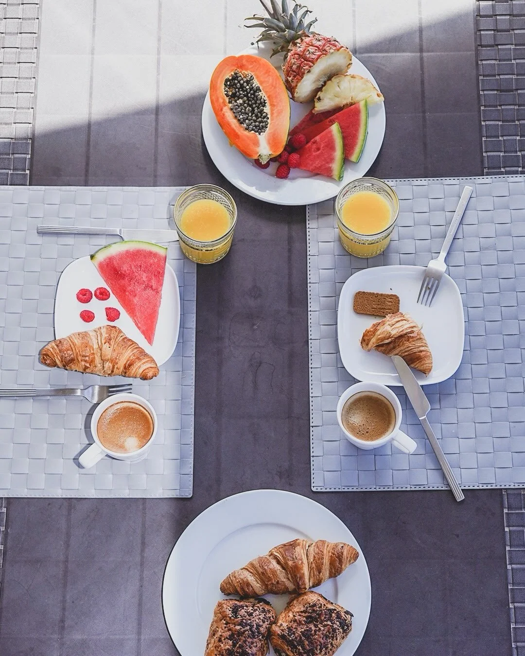 Ma&ntilde;anas lentas en Cornisa Apartments ☀️
Desayuno tranquilo bajo el sol y la calma de Gran Canaria.

Slow mornings at Cornisa Apartments ☀️
Peaceful breakfast under the sun, wrapped in the calm of Gran Canaria. ✨

#cornisaapartments #desayuno #