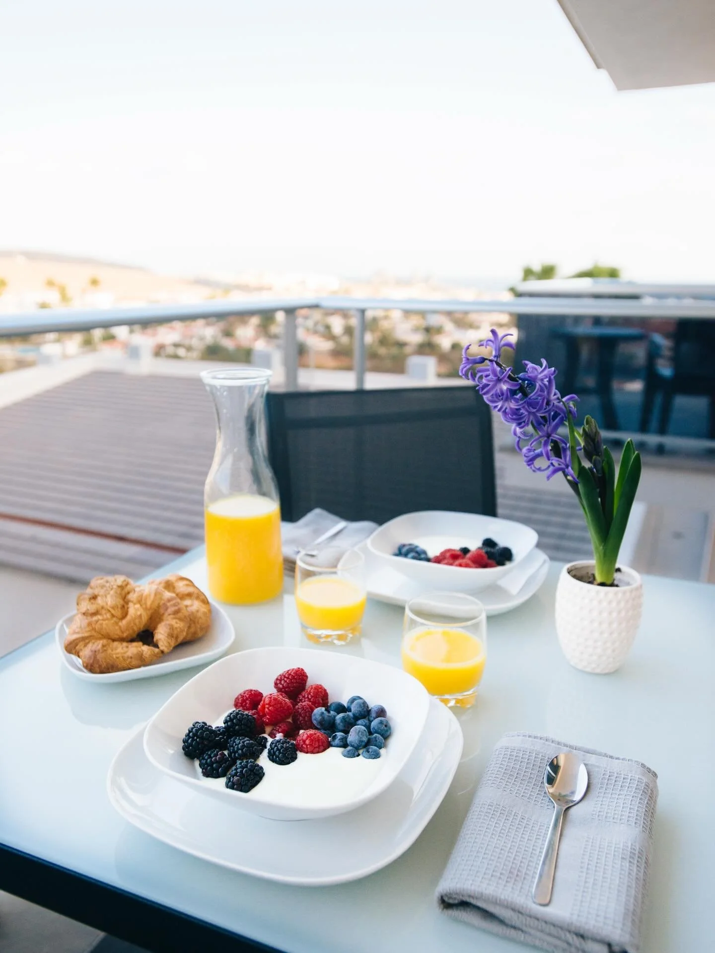 &iquest;Eres m&aacute;s de cosas dulces o saladas en el desayuno? 🥐
En Cornisa Apartments lo tenemos claro: &iexcl;las vacaciones saben mejor cuando empiezan con lo que m&aacute;s te gusta! ☀️✨
Cu&eacute;ntanos, &iquest;qu&eacute; eliges t&uacute; p