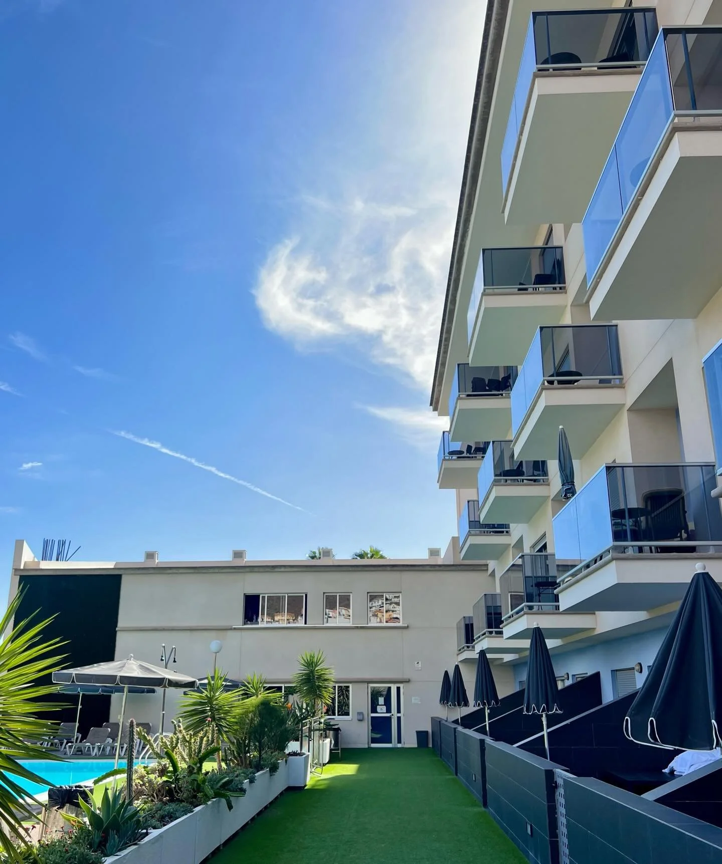 ☀️La piscina de Cornisa Apartments te est&aacute; llamando&hellip; 💦
&iquest;Te vienes a disfrutar del sol, relajarte en una tumbona y darte un refrescante chapuz&oacute;n?

A veces, todo lo que necesitas es una vista bonita, el sonido del agua y un