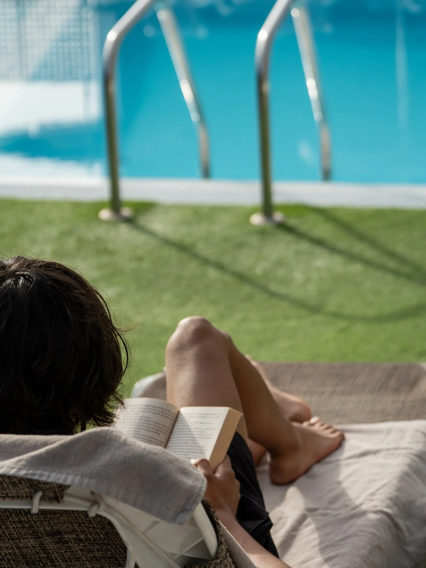 Libro, piscina y relajaci&oacute;n total ✨

No hay nada mejor que bajar el ritmo, perderse en un buen libro y dejar que el sol y el agua hagan su magia 💙

📍 Cornisa Apartments

Book, pool &amp; pure relaxation ✨

Nothing better than slowing down, d