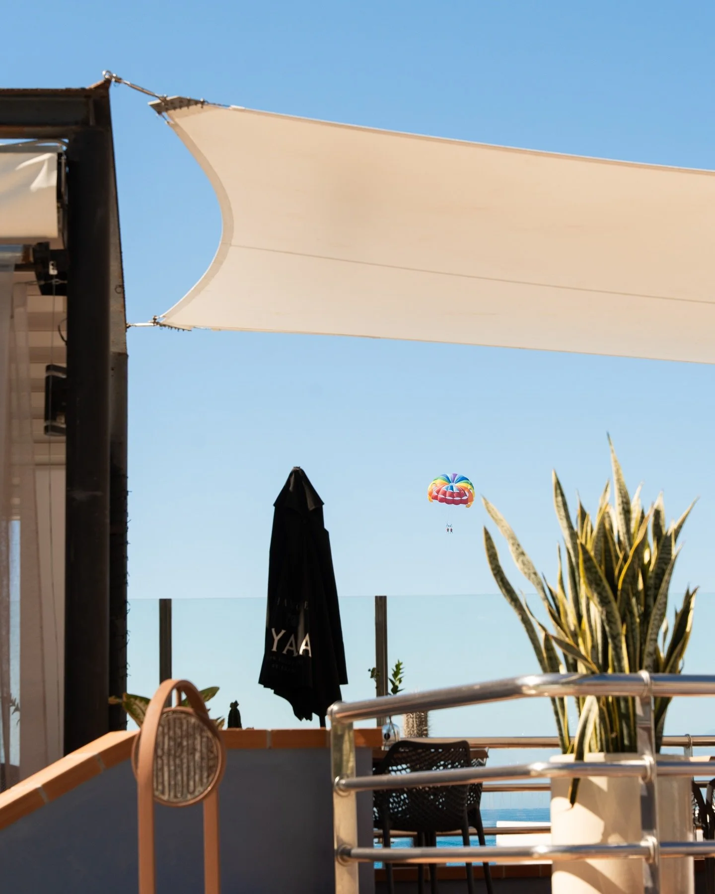 El blanco sabe mejor cuando el cielo acompa&ntilde;a.

📍Patalavaca, #GranCanaria

📞 Reserva 673 32 79 37

💧 by @&zwnj;kaiclubgc

#terrazarestaurante #josper #grancanaria #sunsetbrunch kaiclub brassiere canaryislands tradicional