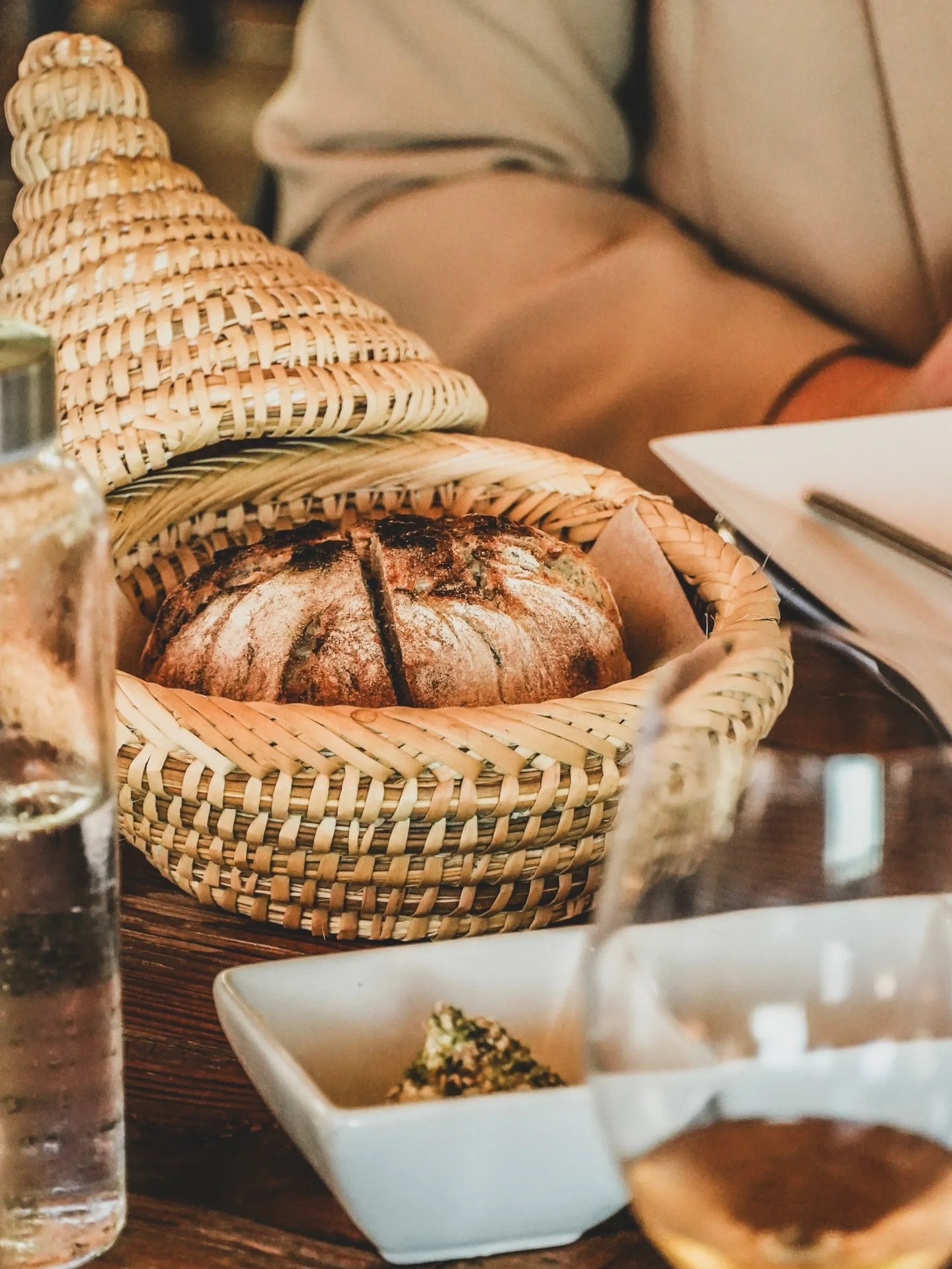 Pan de masa madre y mantequilla a la brasa. Imprescindible.

📍Patalavaca, #GranCanaria

📞 Reserva 673 32 79 37

💧 by @&zwnj;kaiclubgc

#terrazarestaurante #josper #grancanaria #sunsetbrunch kaiclub brassiere canaryislands tradicional